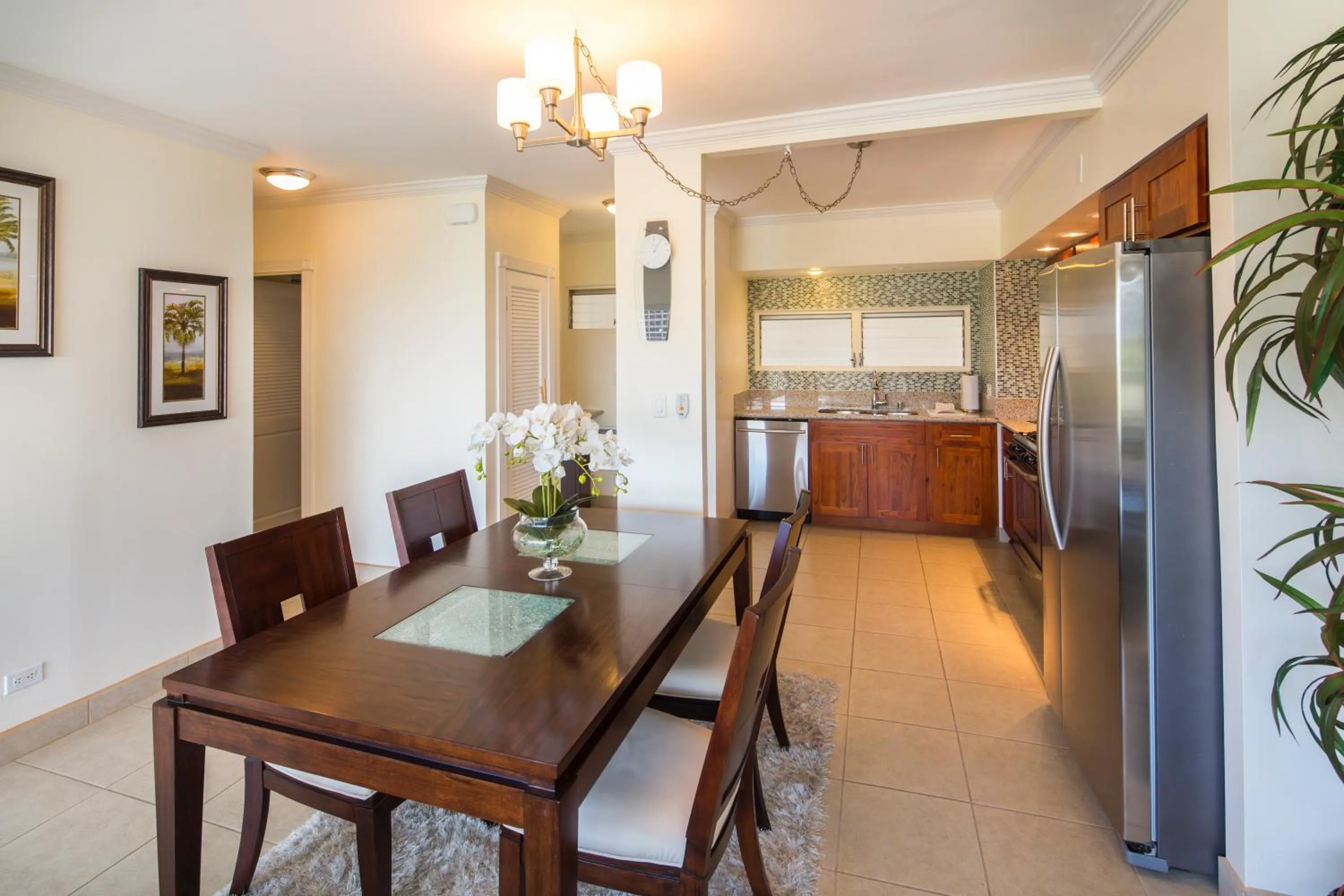 Dining area in Castle Waikīkī Shore