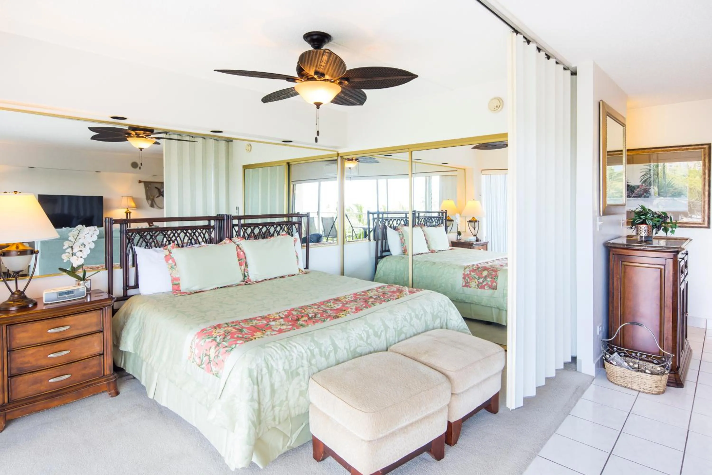 Bedroom, Bed in Castle Waikīkī Shore