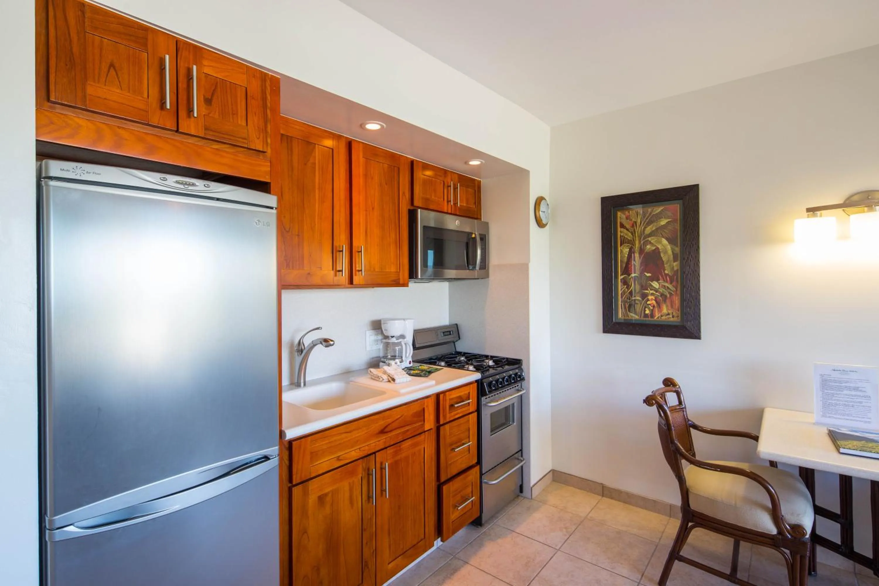 Kitchen or kitchenette in Castle Waikīkī Shore