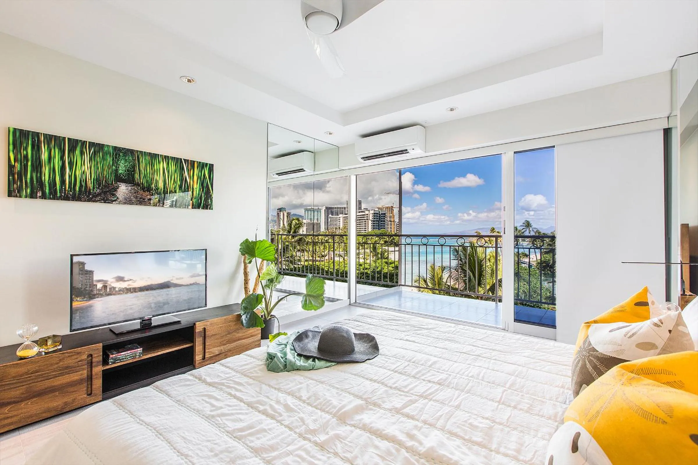 Bedroom in Castle Waikīkī Shore