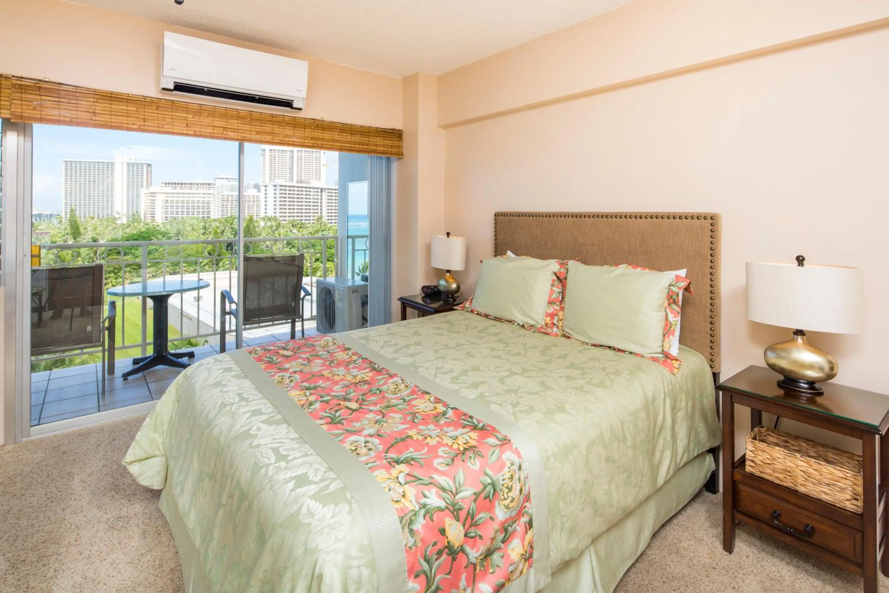 Bedroom, Bed in Castle Waikīkī Shore