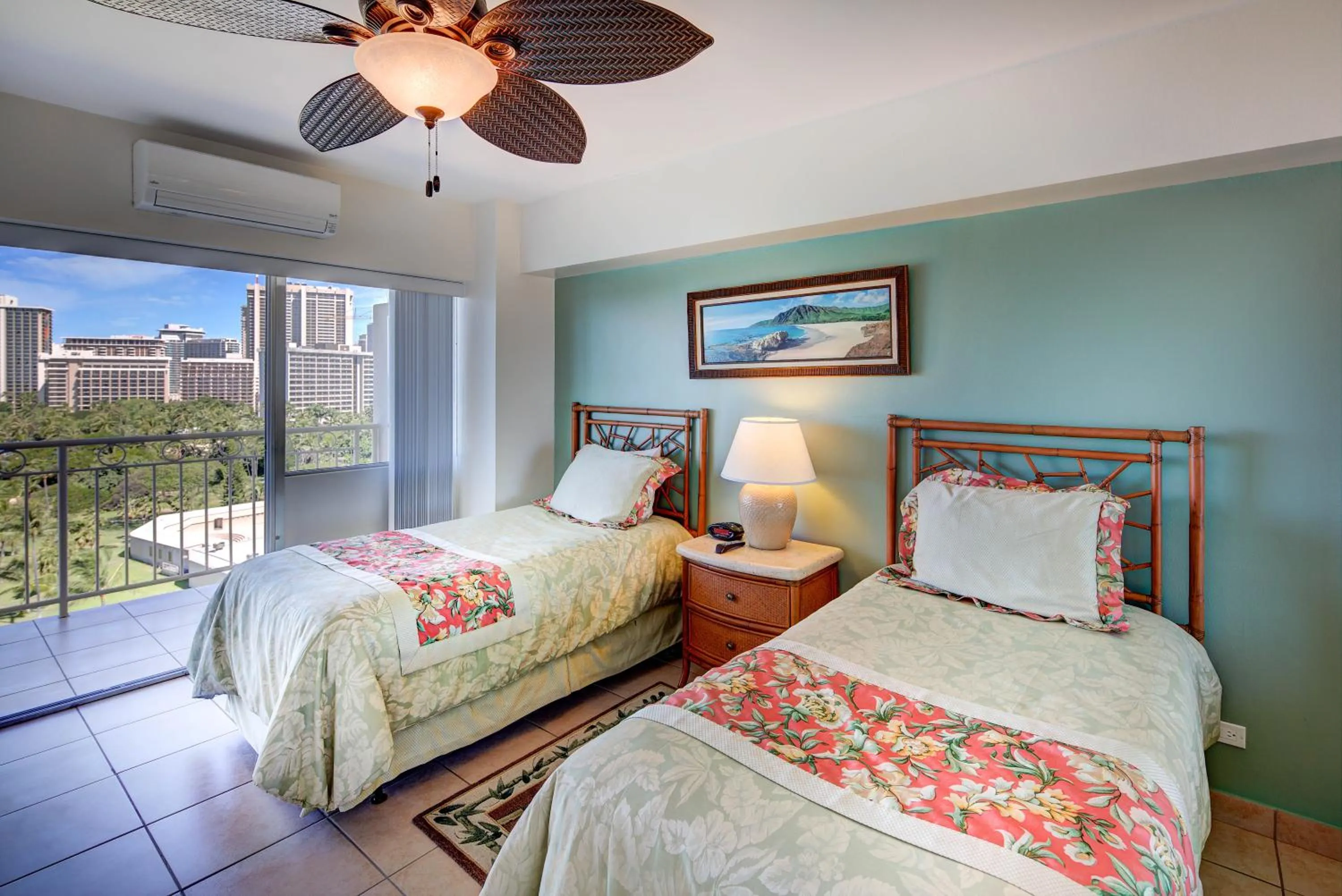 Bedroom, Bed in Castle Waikīkī Shore