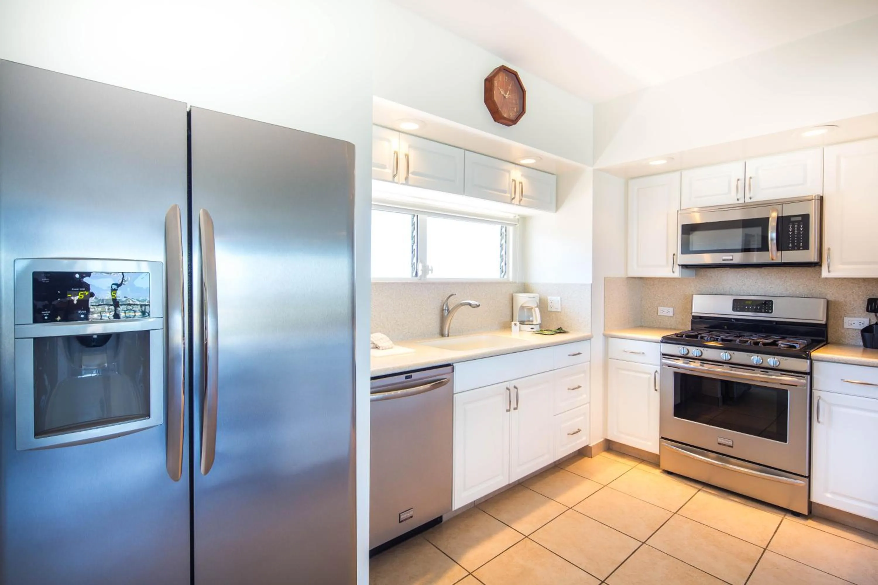 Kitchen or kitchenette in Castle Waikīkī Shore