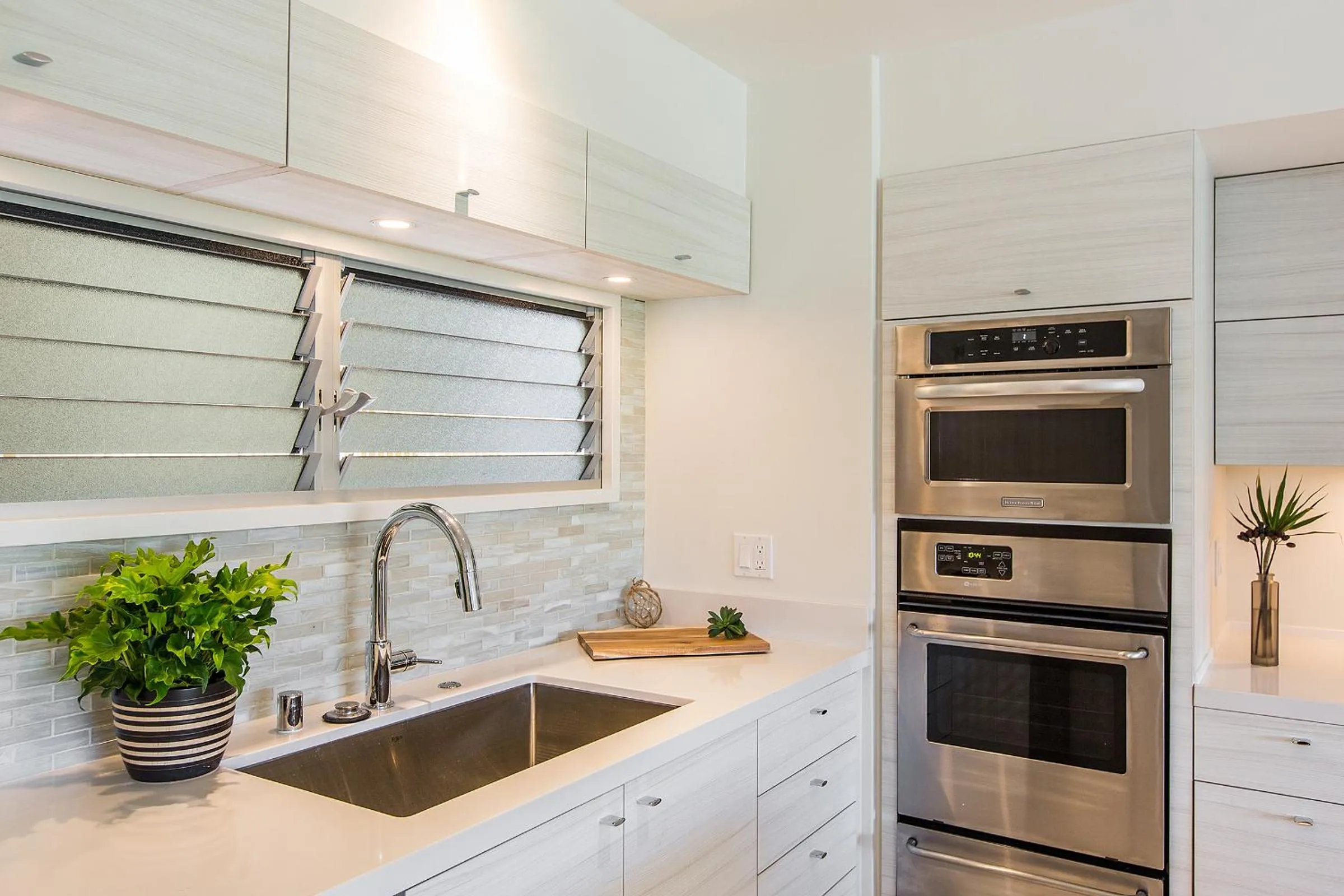 Kitchen or kitchenette in Castle Waikīkī Shore