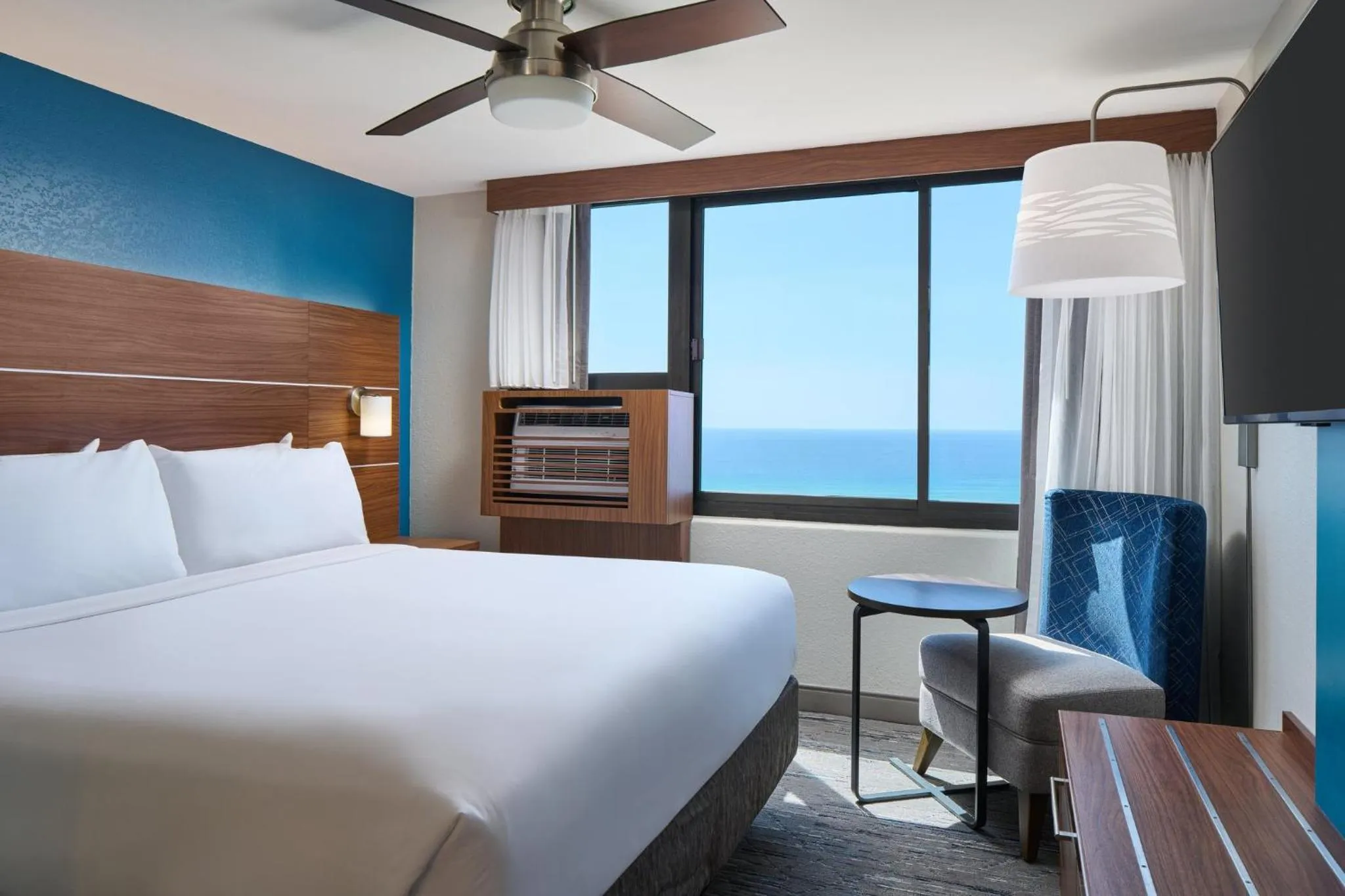 Photo of the whole room, Bed in Holiday Inn Express Waikiki by IHG