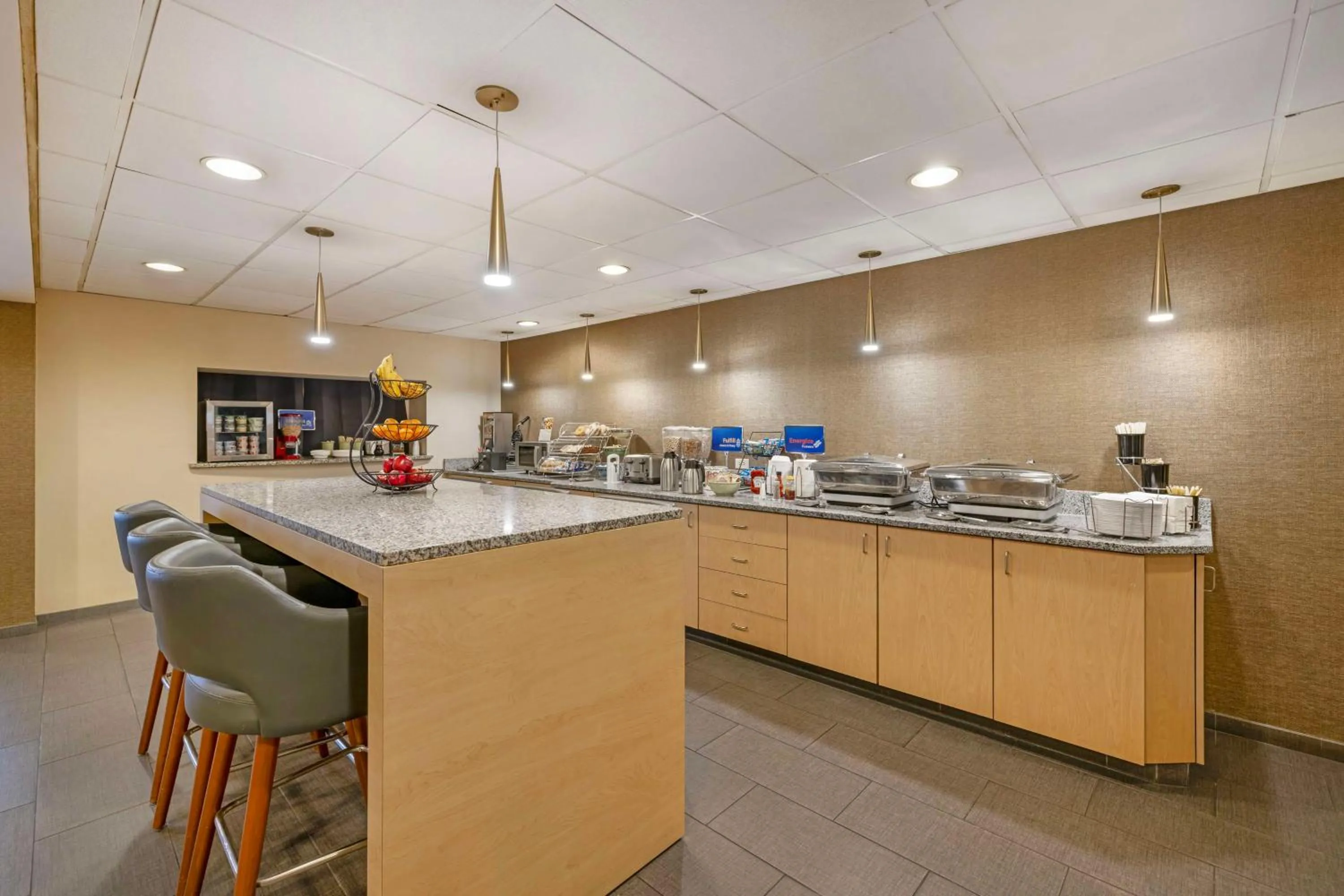 Restaurant/places to eat in Best Western On The Avenue