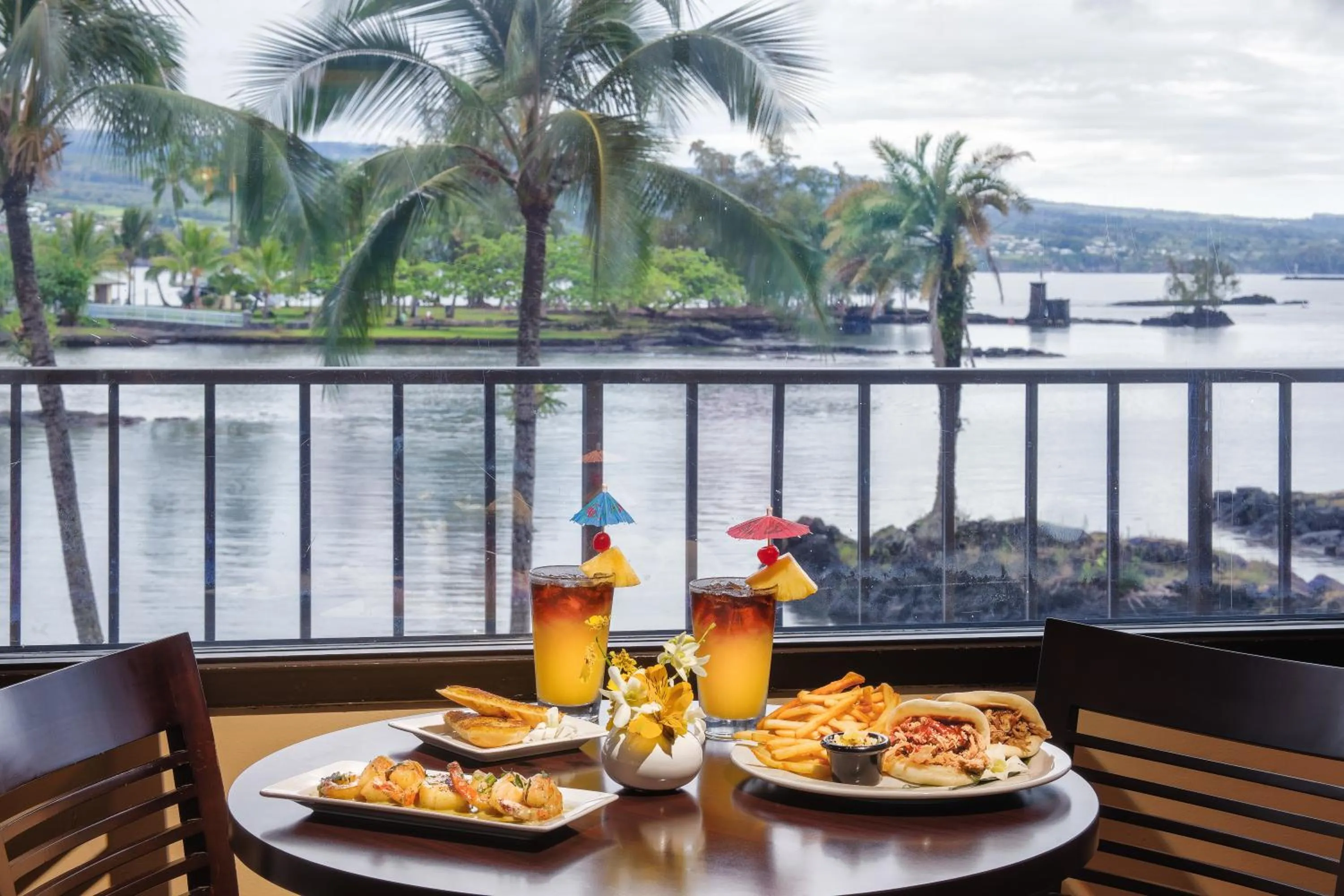 Restaurant/places to eat in Hilo Hawaiian Hotel, Trademark Collection by Wyndham