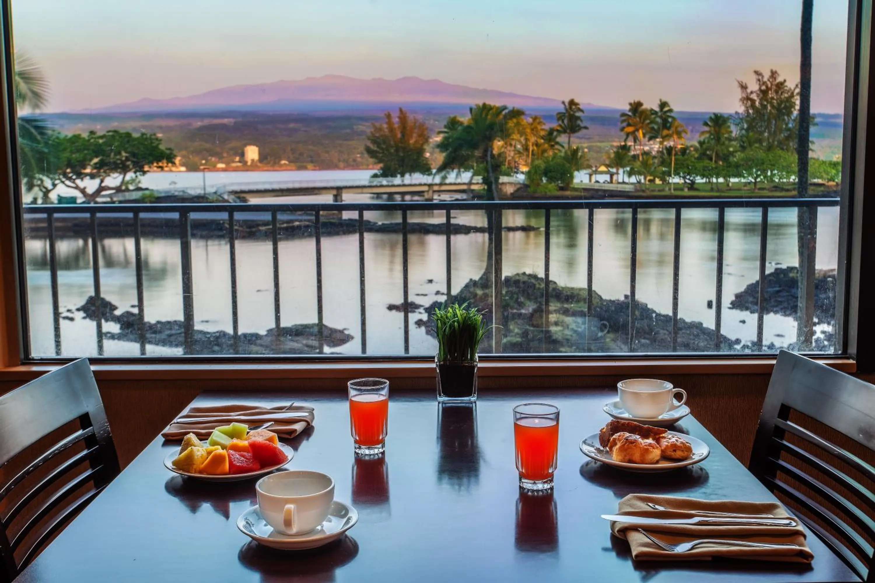 Restaurant/places to eat in Hilo Hawaiian Hotel, Trademark Collection by Wyndham