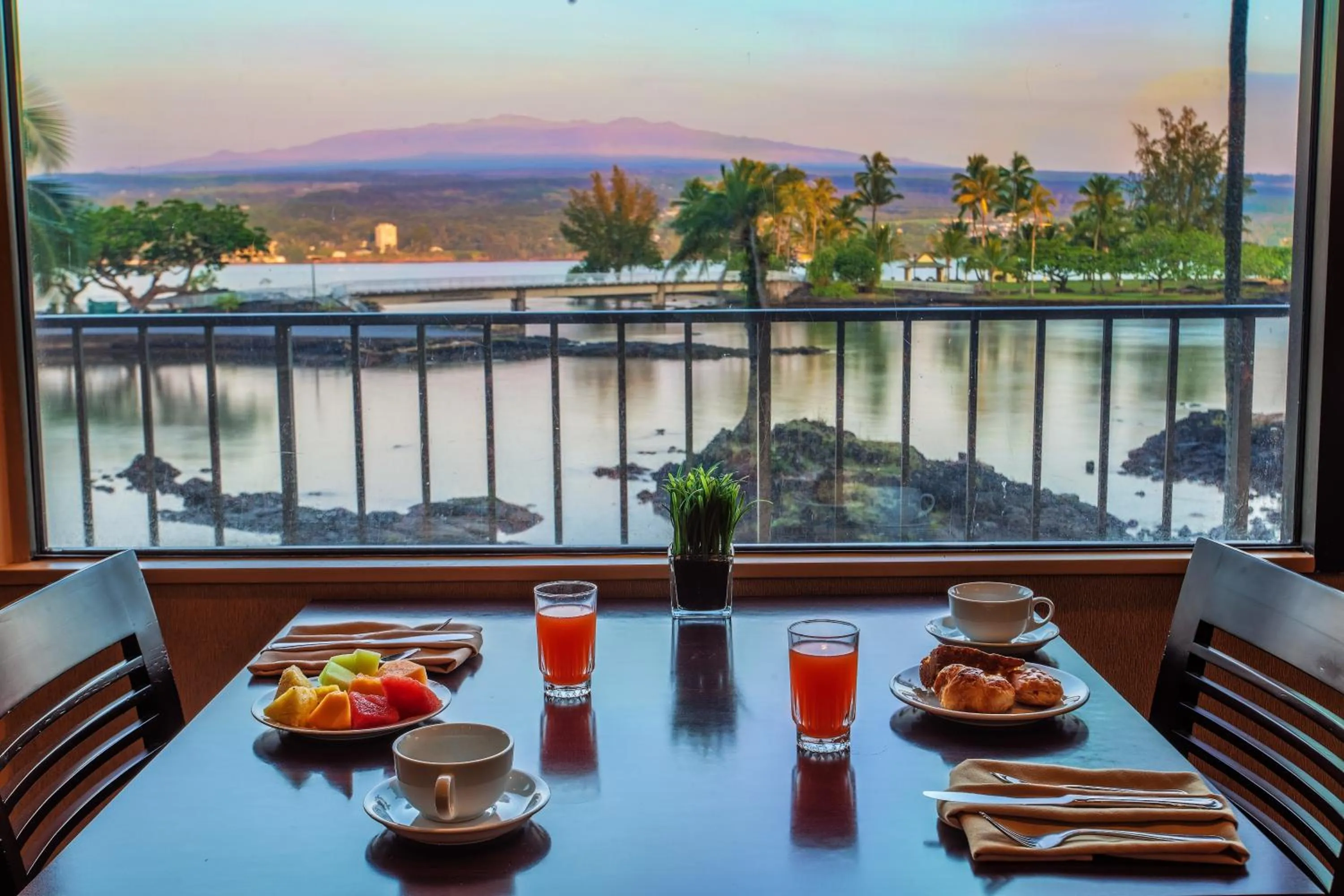 Restaurant/places to eat in Hilo Hawaiian Hotel, Trademark Collection by Wyndham