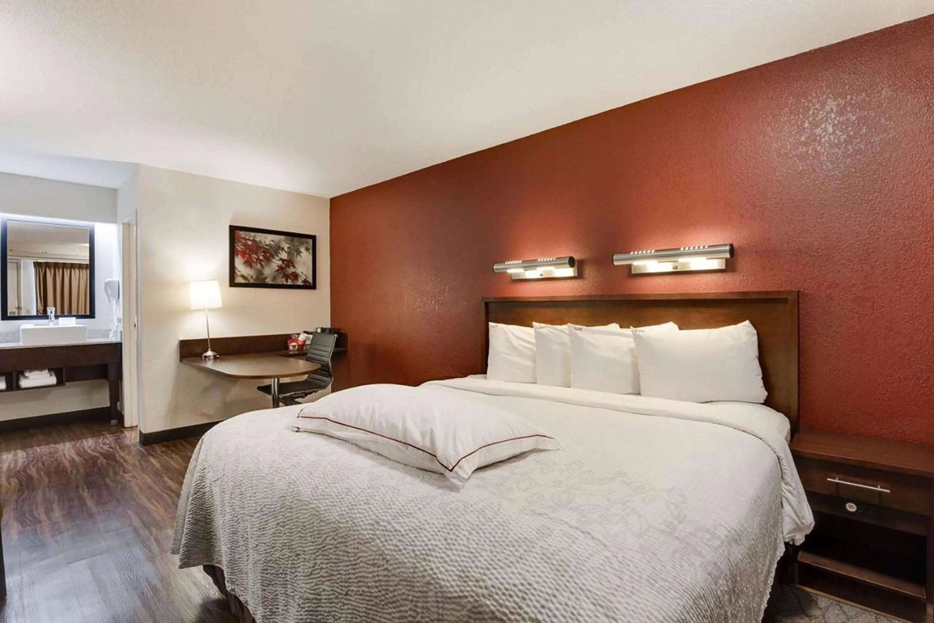 Photo of the whole room, Bed in Red Roof Inn PLUS+ Chicago - Northbrook/Deerfield