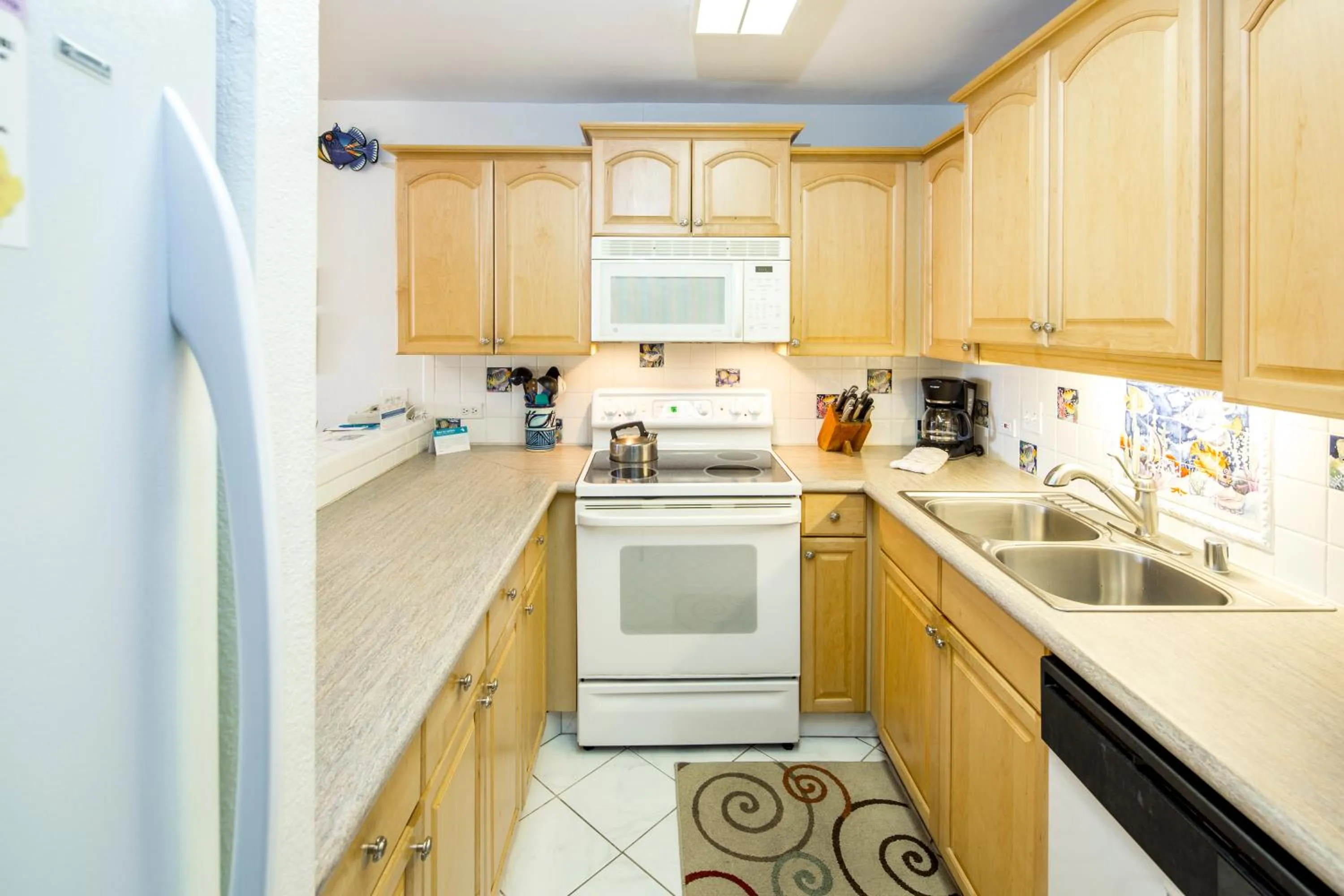 Kitchen or kitchenette in Castle Kama'ole Sands