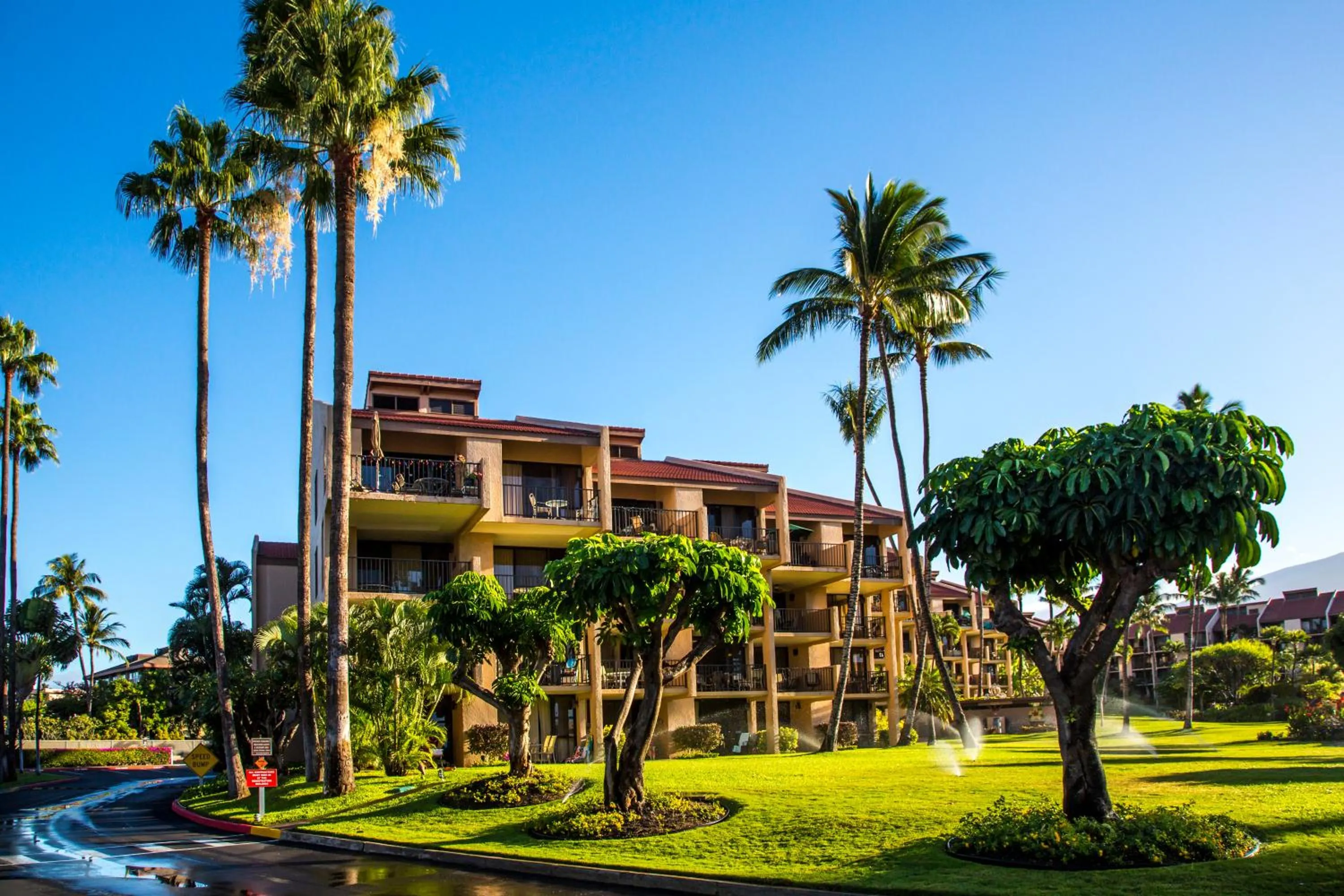 Property building in Castle Kama'ole Sands