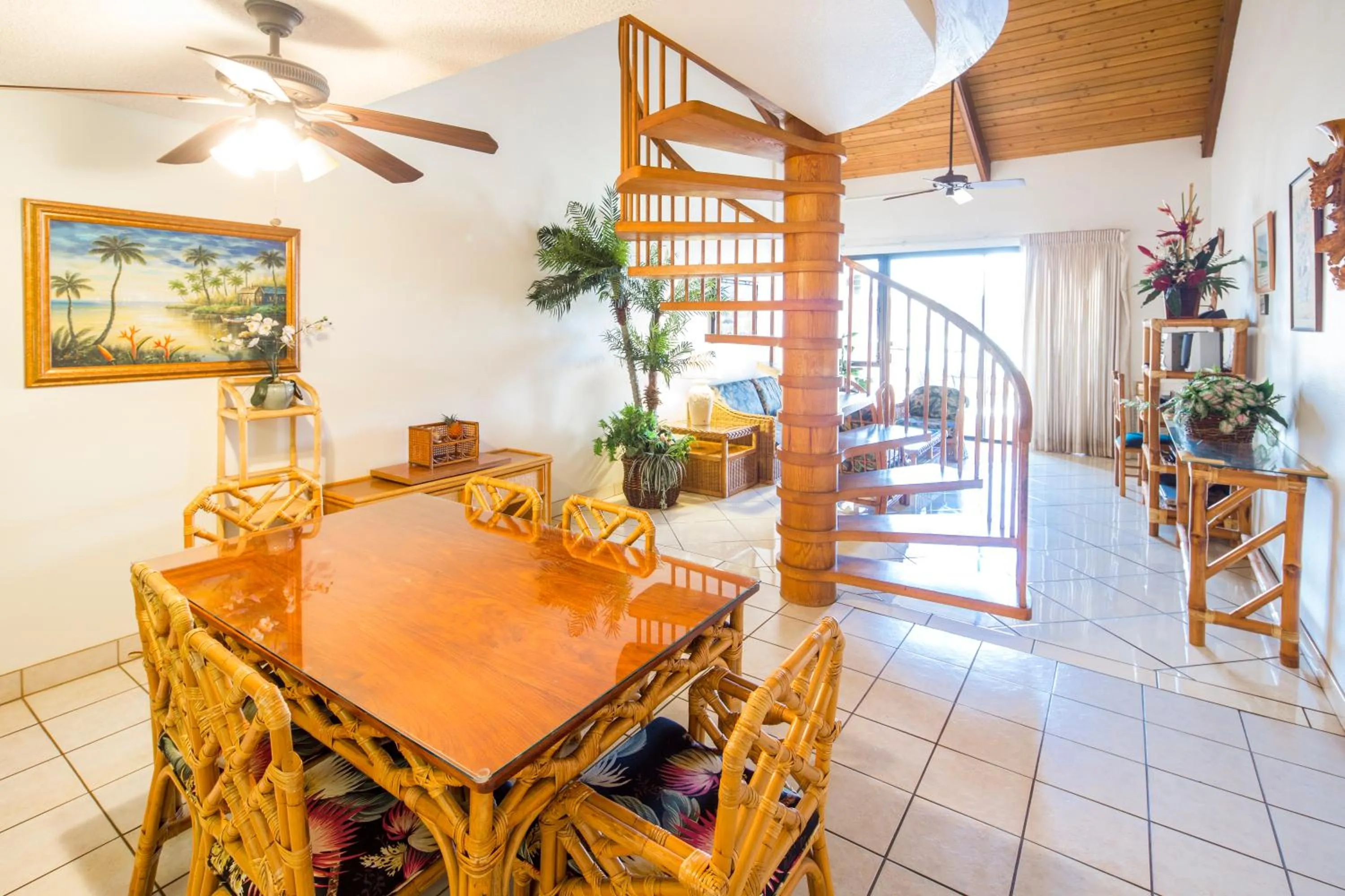Dining area in Castle Kama'ole Sands