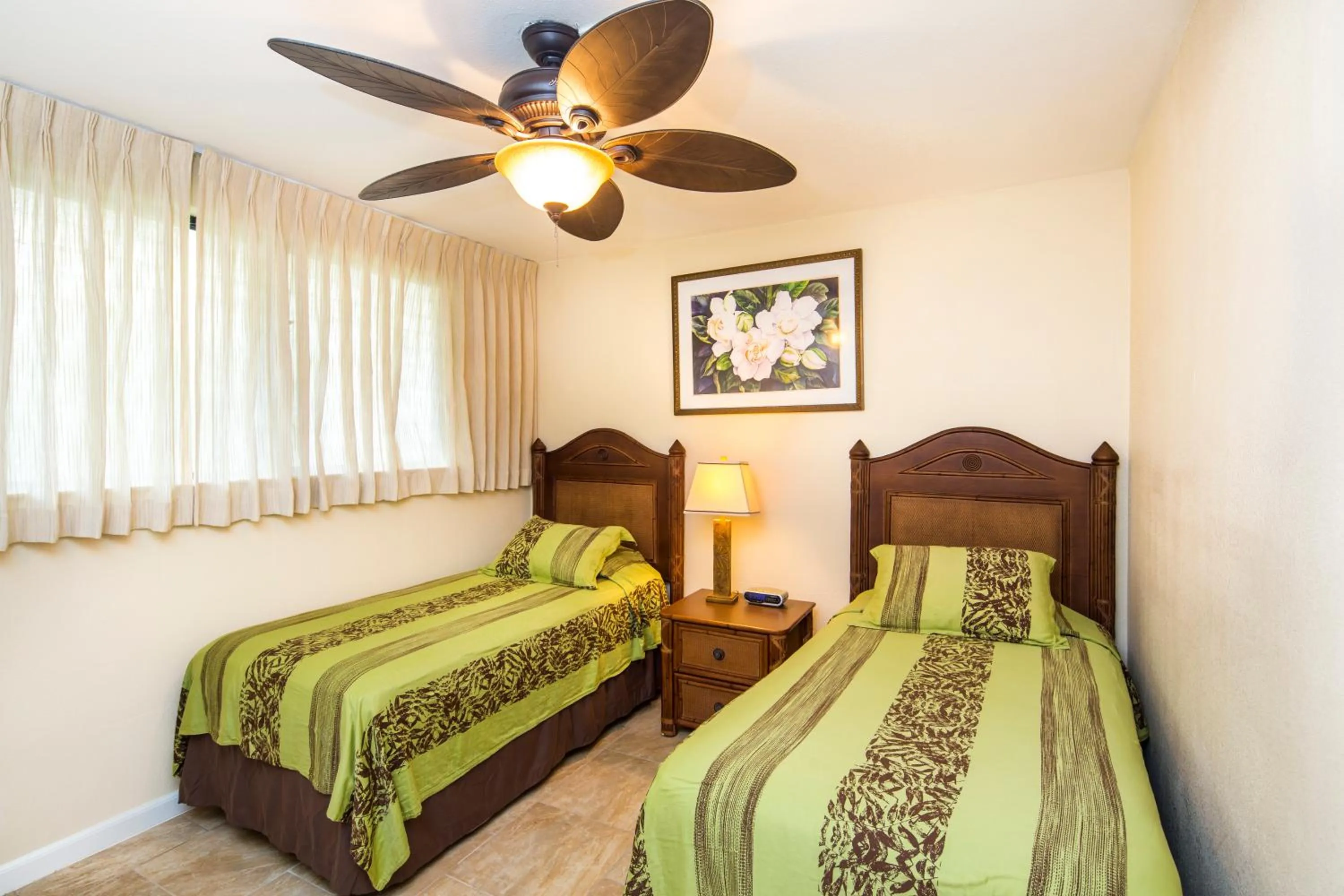 Bedroom, Bed in Castle Po'ipū Shores