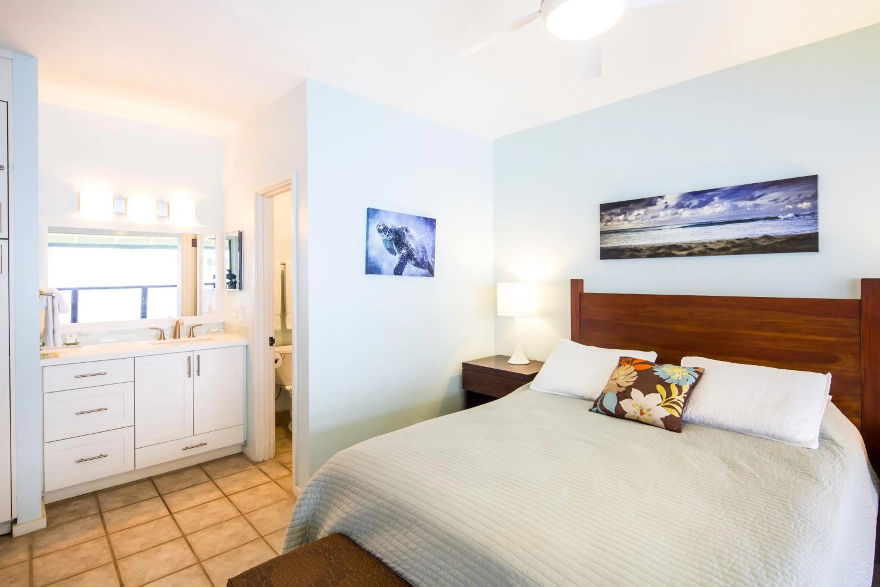 Bedroom, Bed in Castle Po'ipū Shores