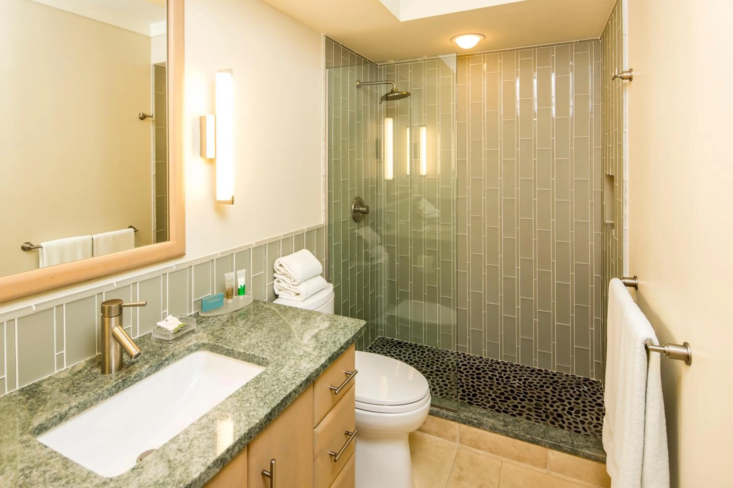 Bathroom in Castle Po'ipū Shores