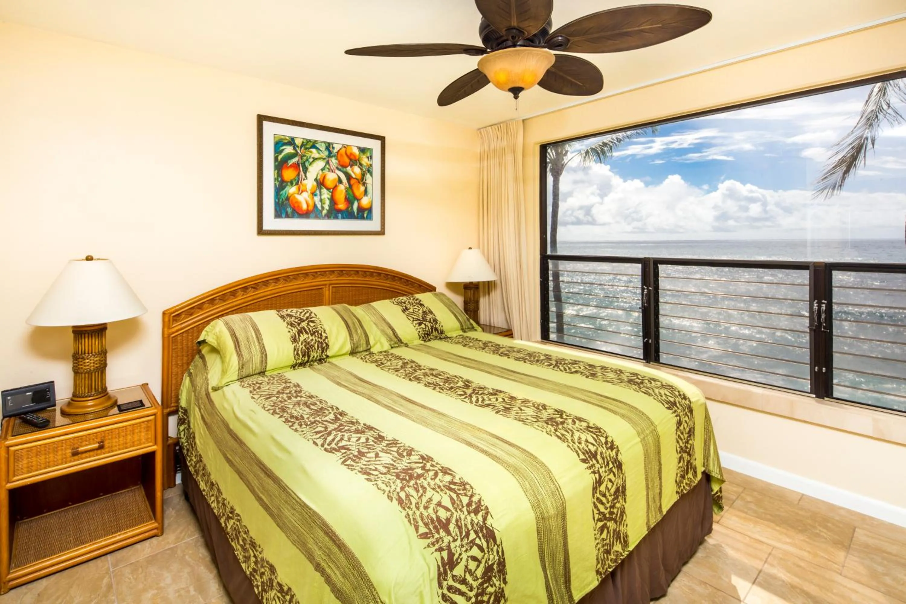 Bedroom, Bed in Castle Po'ipū Shores