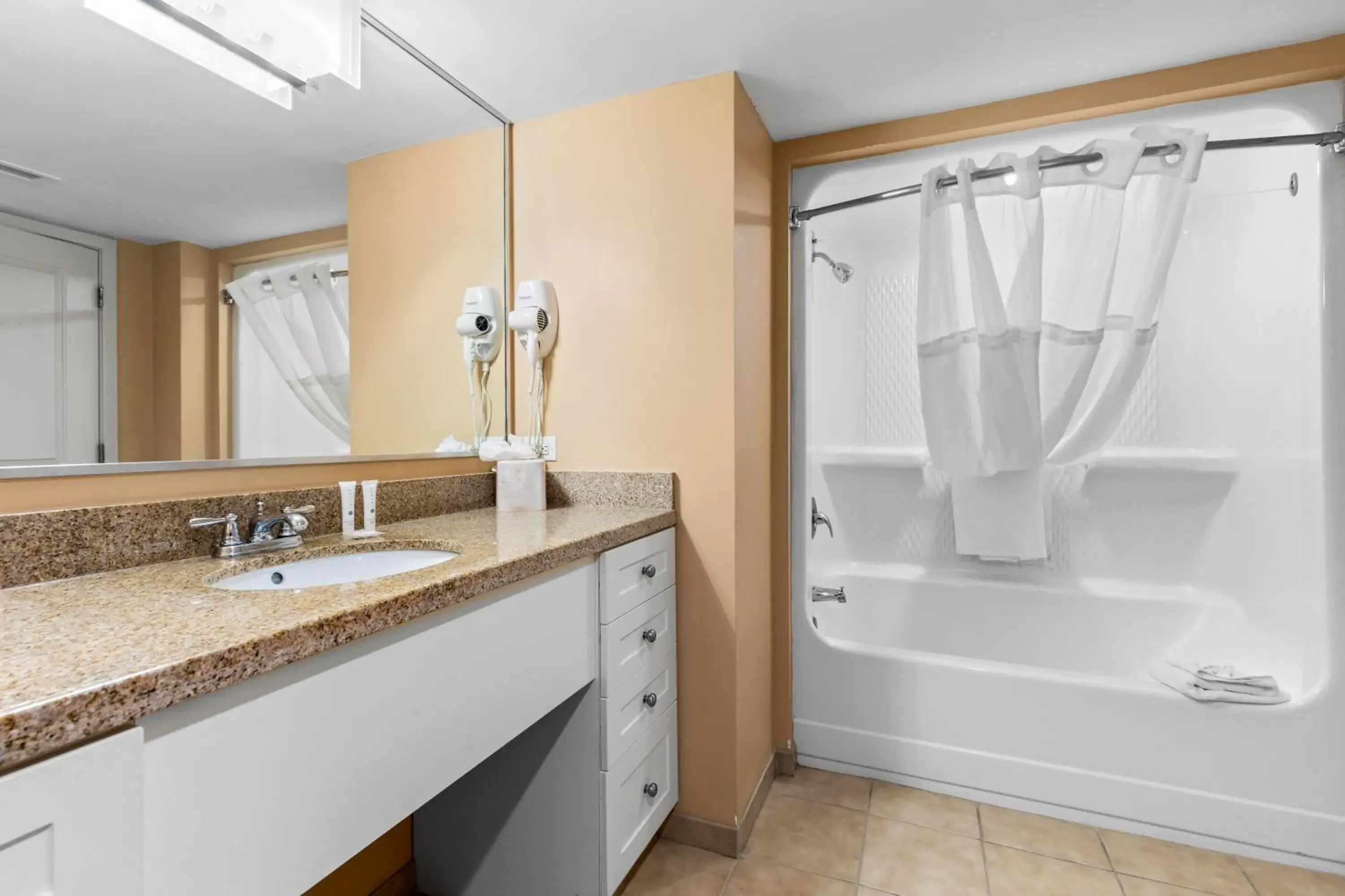 Three-Bedroom Suite - Ocean Front in Seaside Resort Three-Bedroom Suite - Ocean Front in Seaside Resort