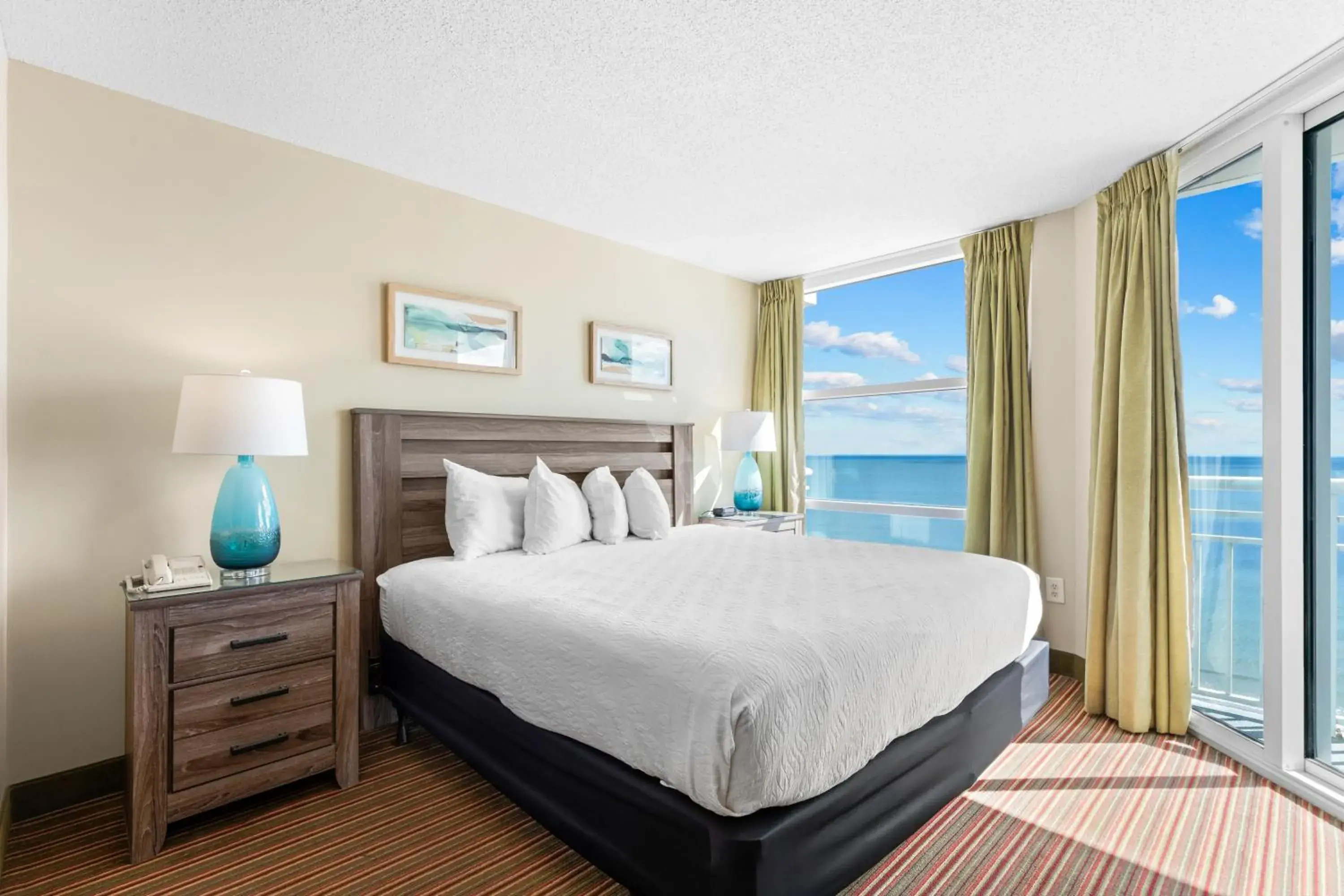 Three-Bedroom Suite - Ocean Front in Seaside Resort Three-Bedroom Suite - Ocean Front in Seaside Resort