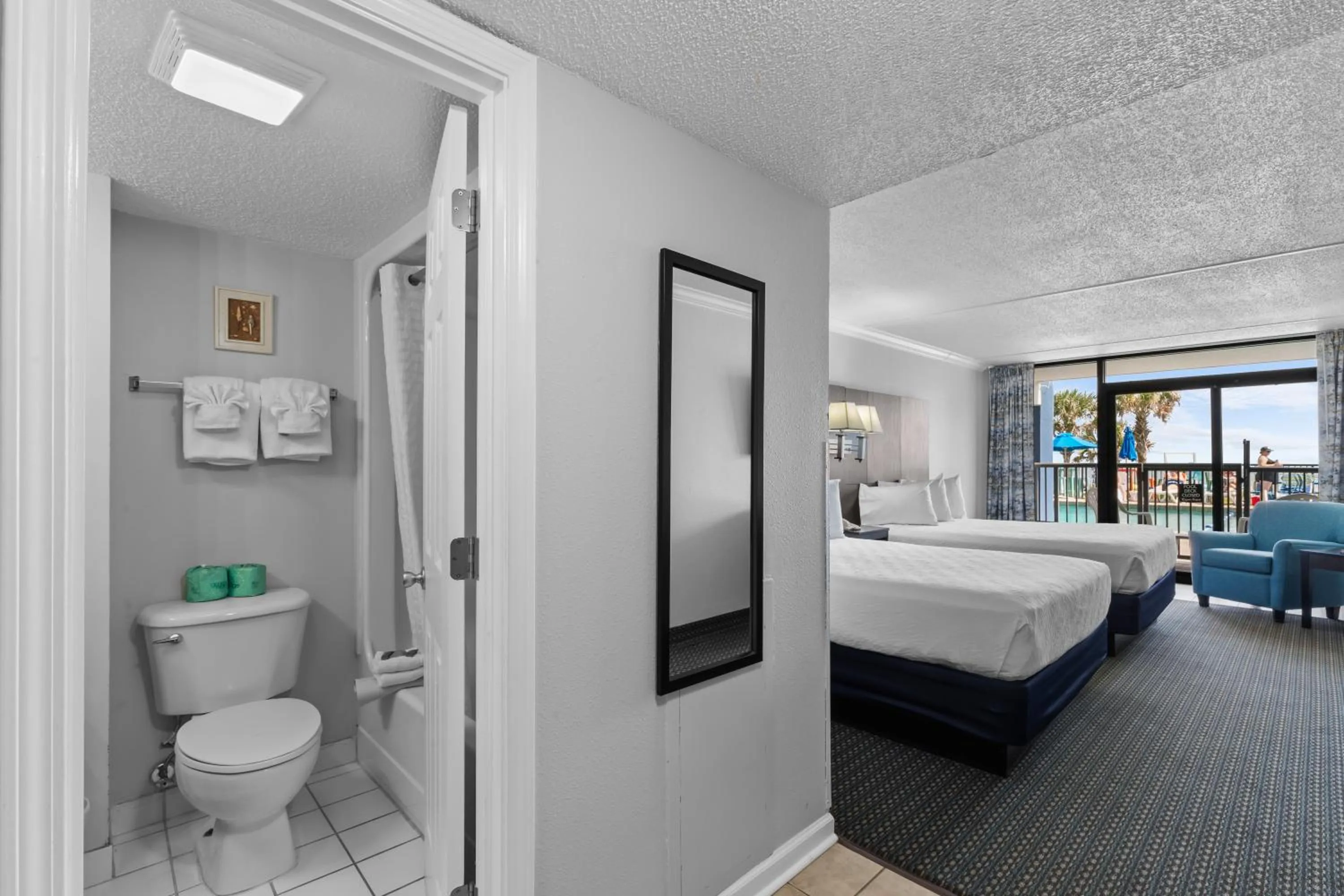 Photo of the whole room, Bed in Grande Shores