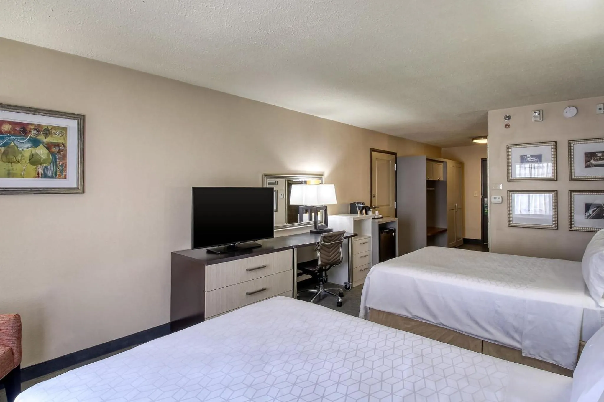 Photo of the whole room, Bed in Holiday Inn & Suites Atlanta Airport North by IHG