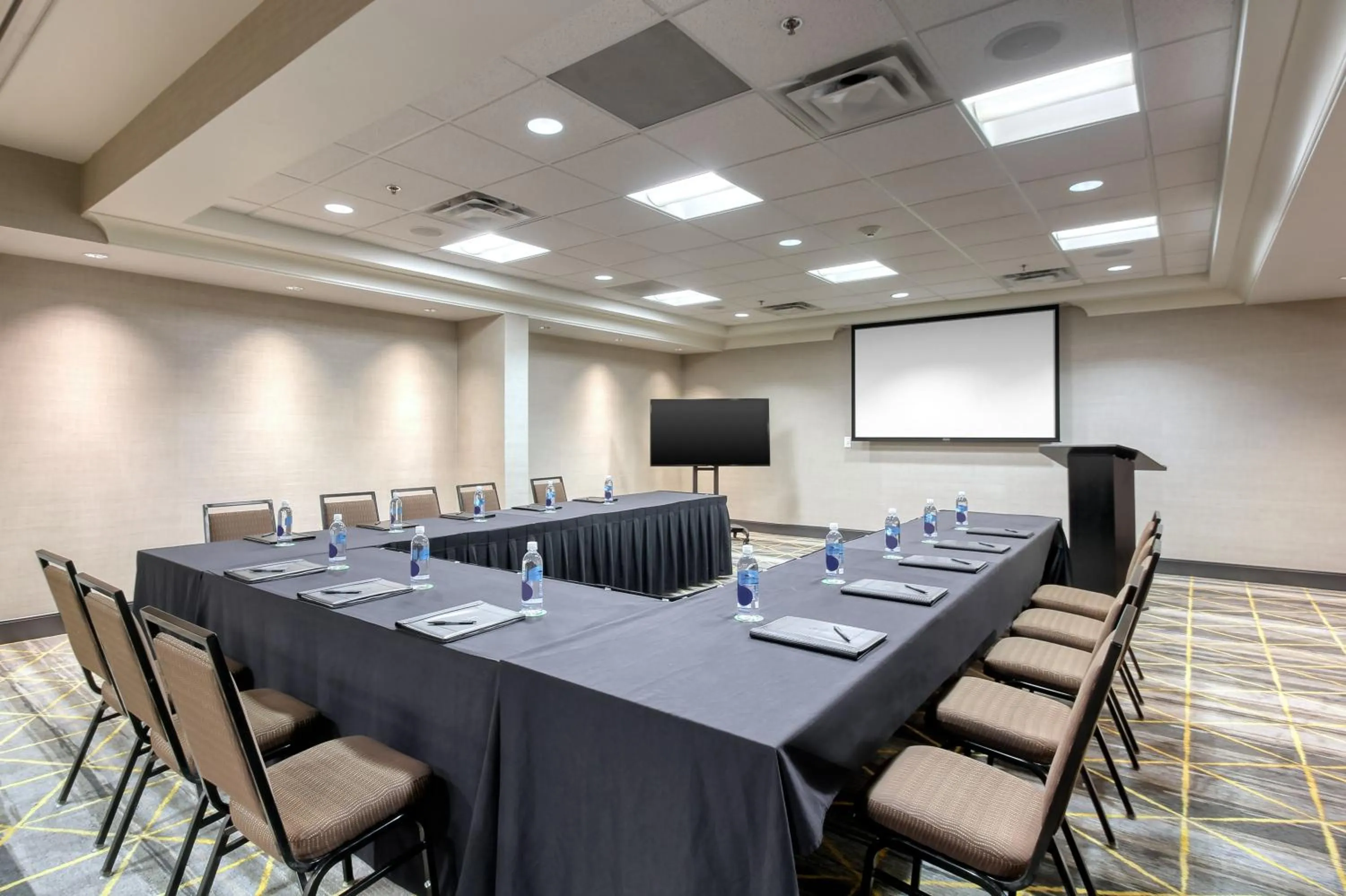 Meeting/conference room in Holiday Inn & Suites Atlanta Airport North by IHG
