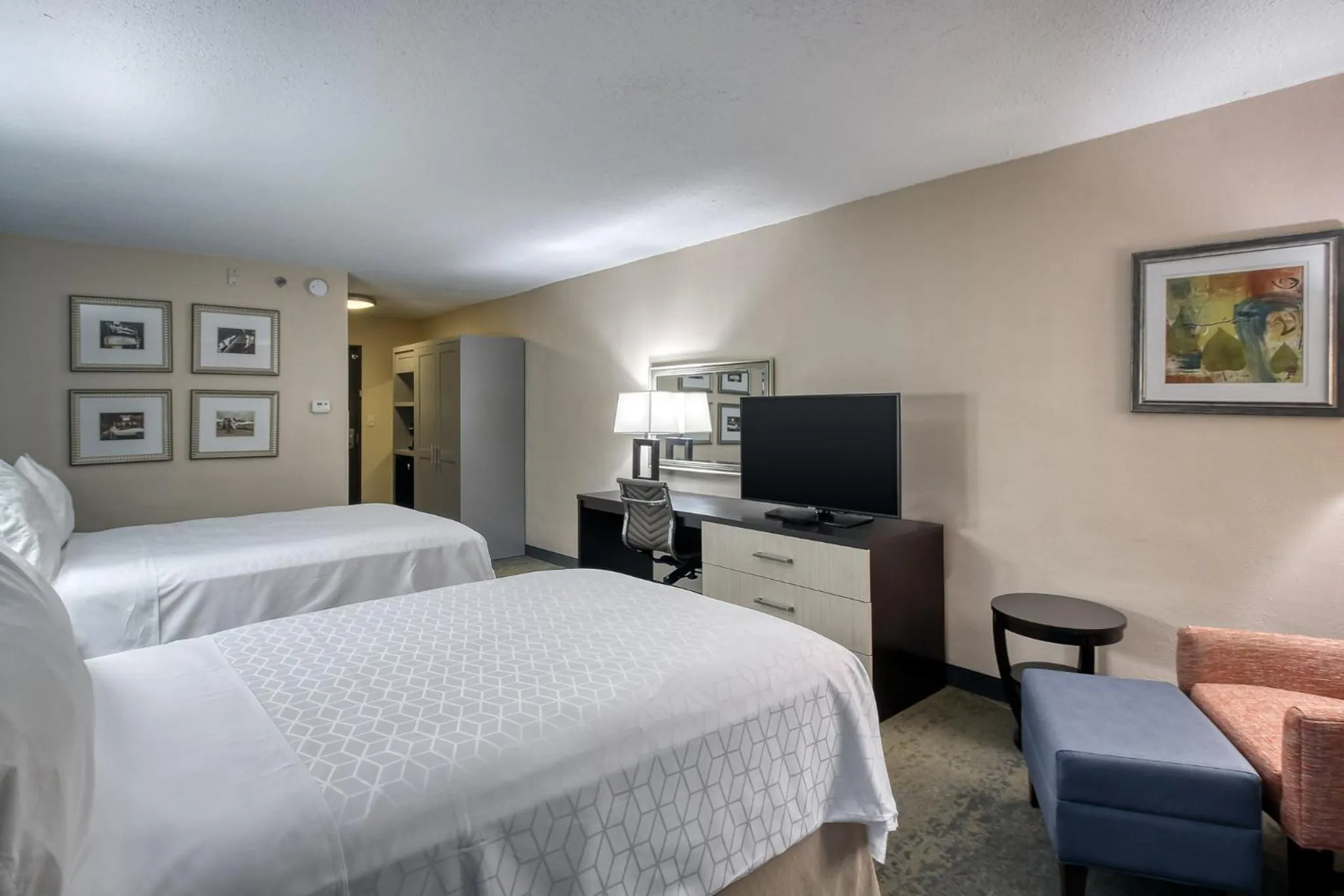 Photo of the whole room, Bed in Holiday Inn & Suites Atlanta Airport North by IHG