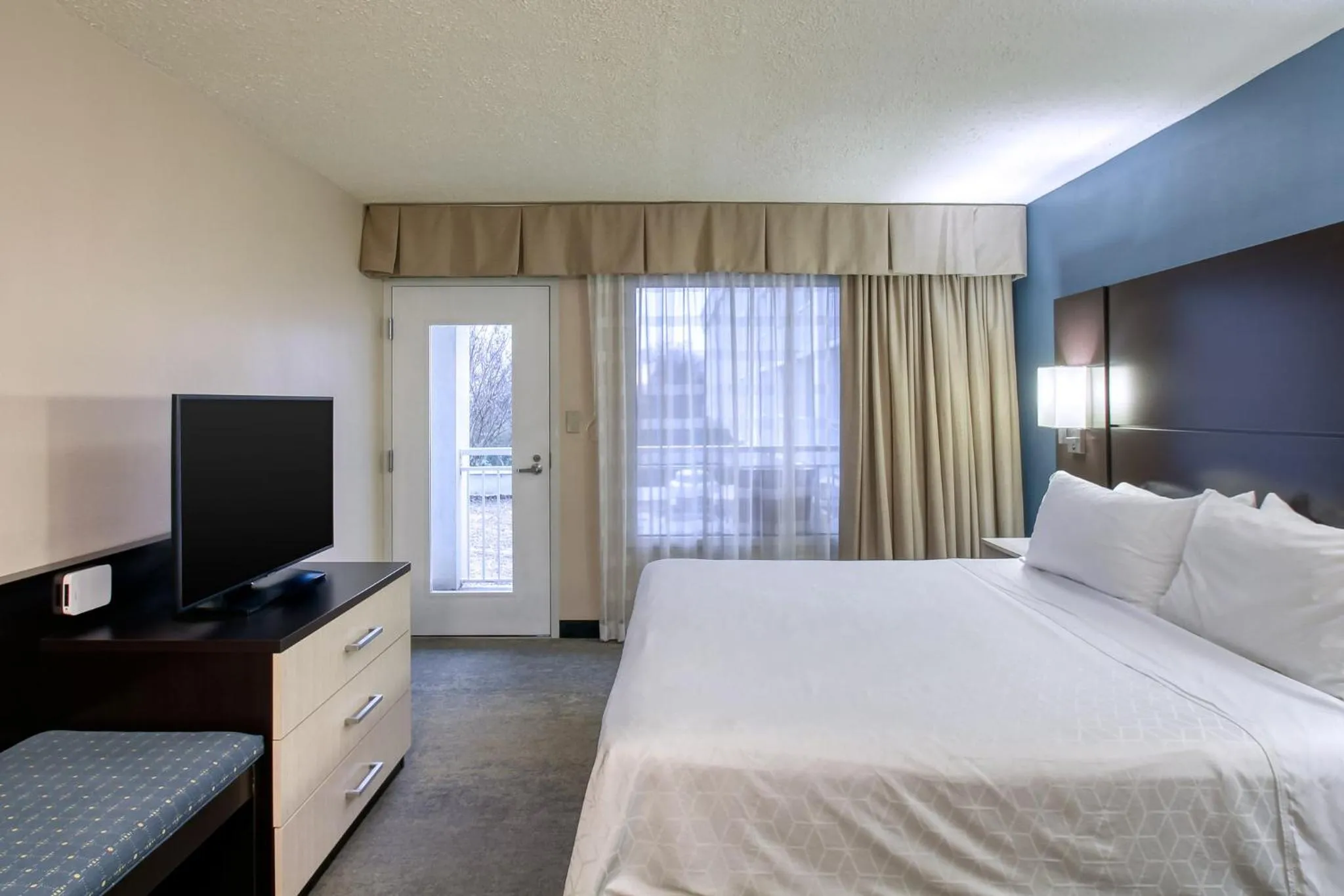 Photo of the whole room, Bed in Holiday Inn & Suites Atlanta Airport North by IHG