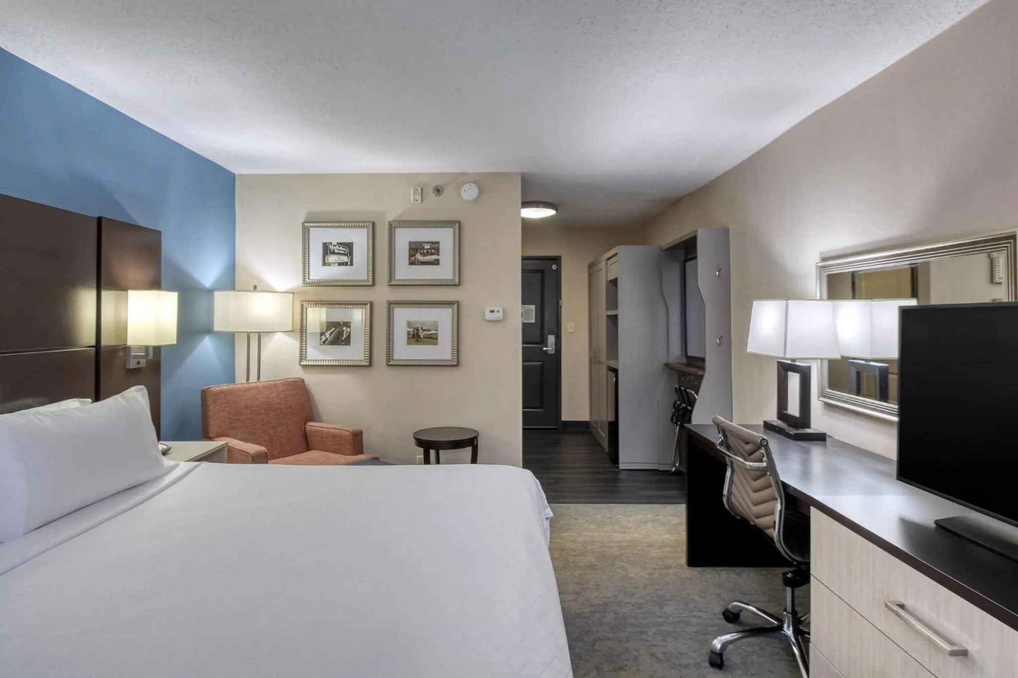 Photo of the whole room, Bed in Holiday Inn & Suites Atlanta Airport North by IHG