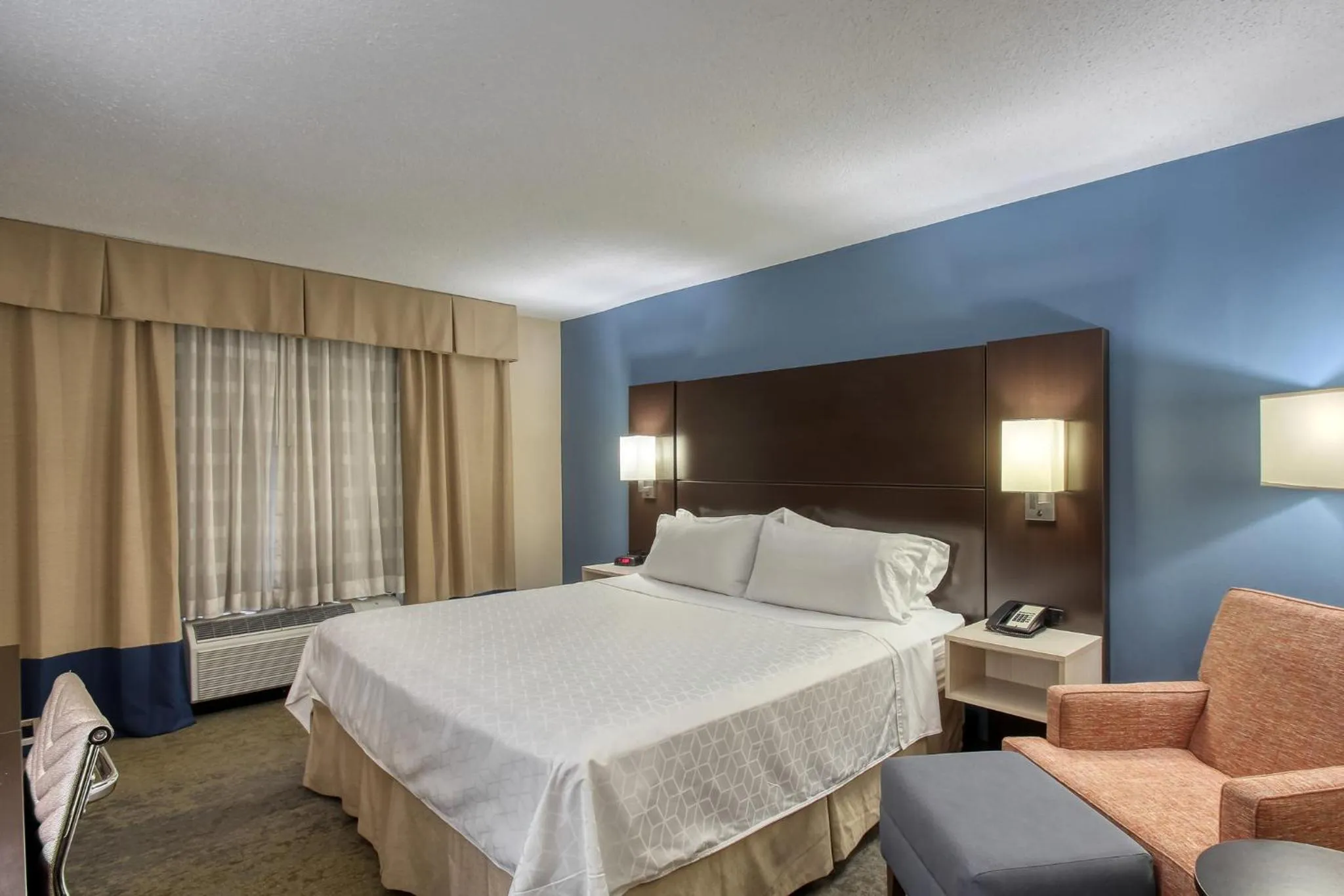 Photo of the whole room, Bed in Holiday Inn & Suites Atlanta Airport North by IHG