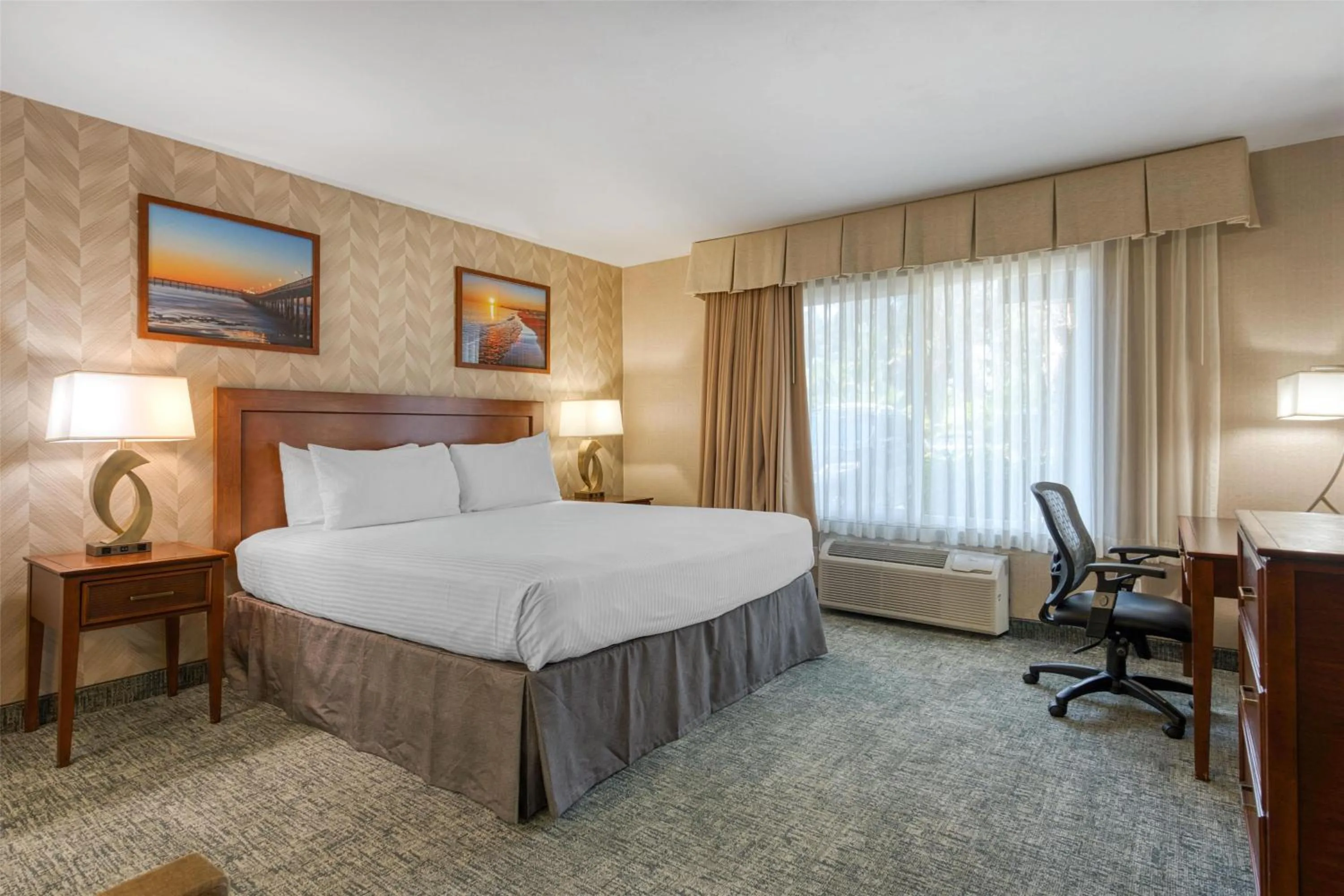 Photo of the whole room, Bed in Best Western Seven Seas