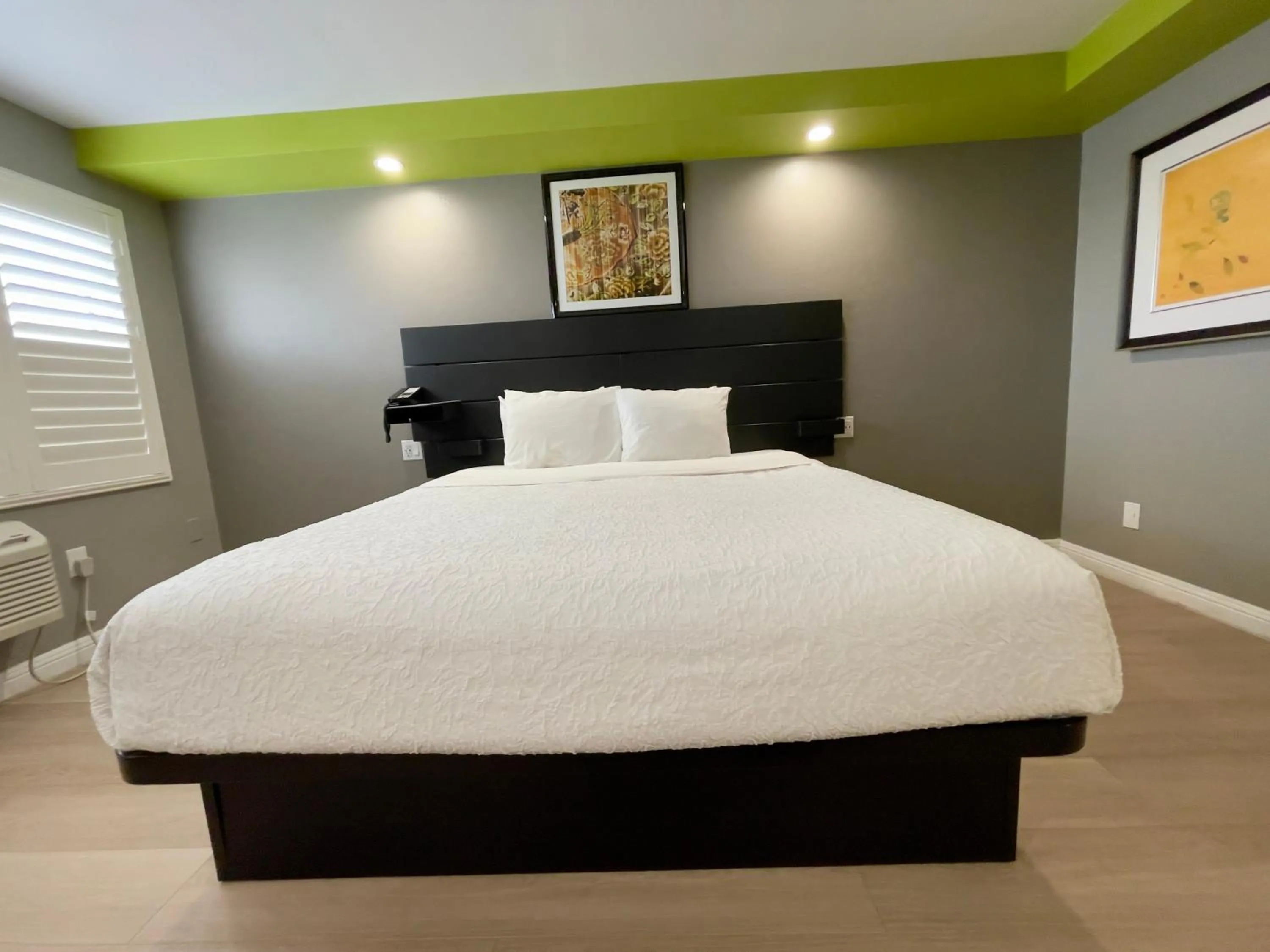 Bed in The SeaScape Inn