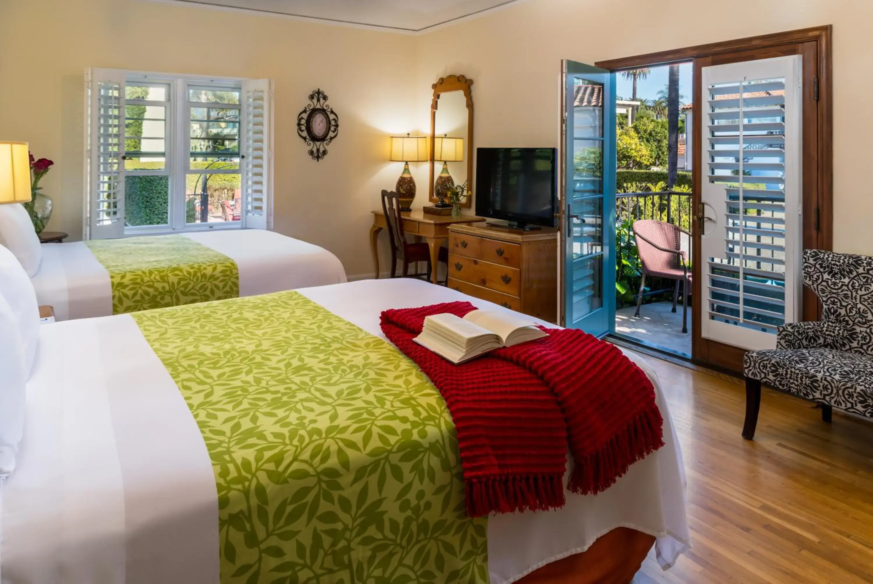 Queen Room with Two Queen Beds in The Eagle Inn Queen Room with Two Queen Beds in The Eagle Inn