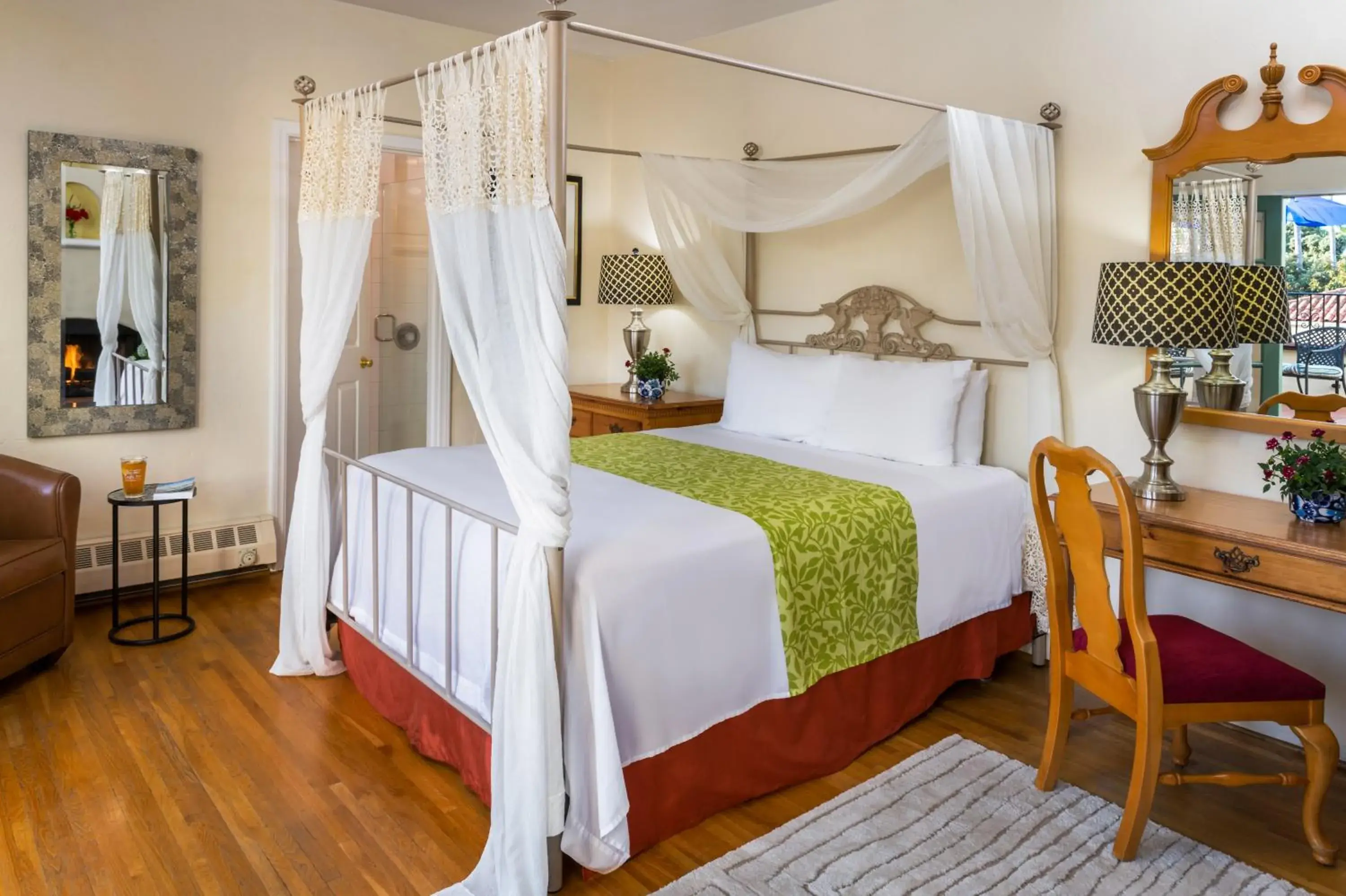 Queen Room with Balcony in The Eagle Inn Queen Room with Balcony in The Eagle Inn