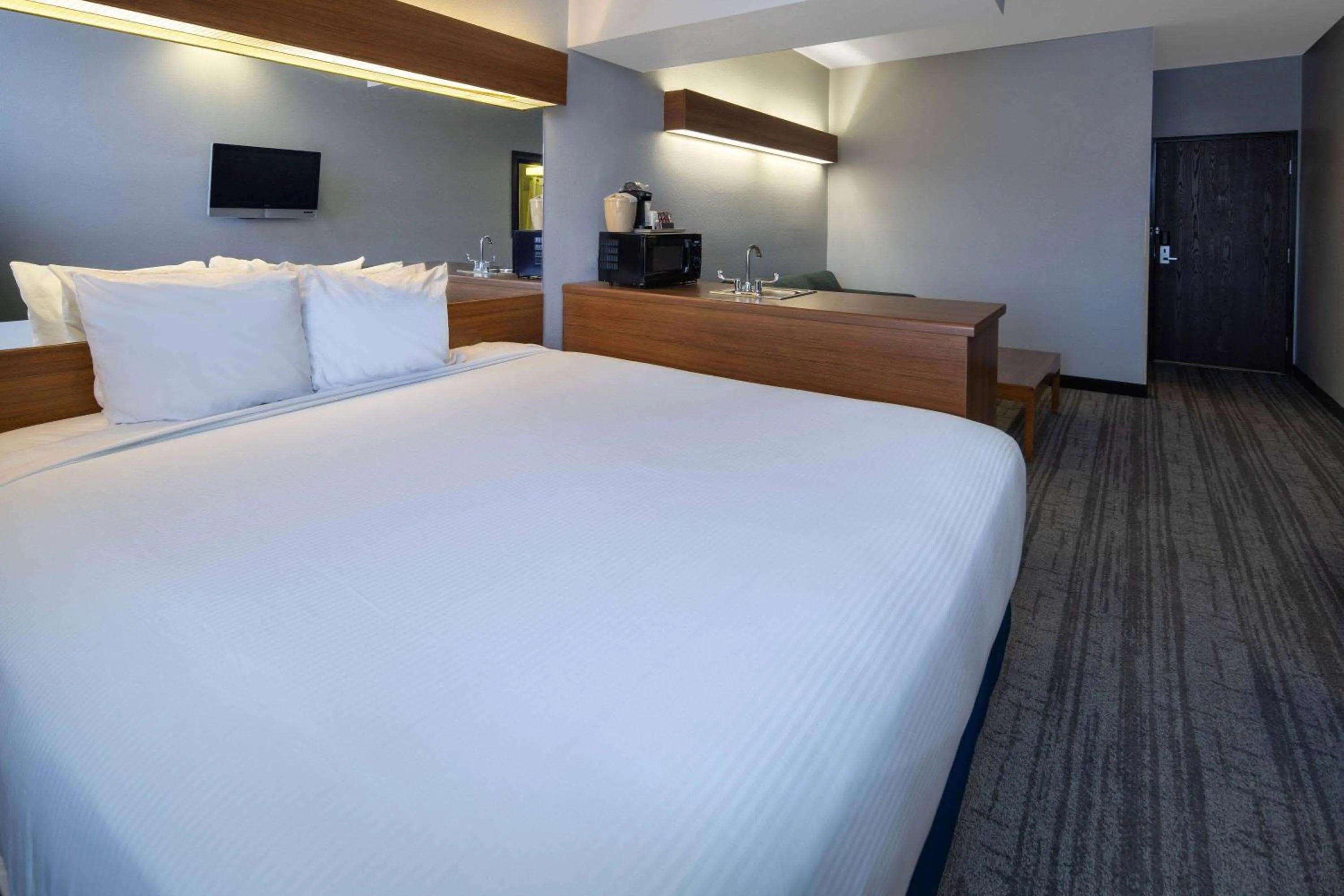 Photo of the whole room, Bed in Baymont by Wyndham Las Vegas South Strip