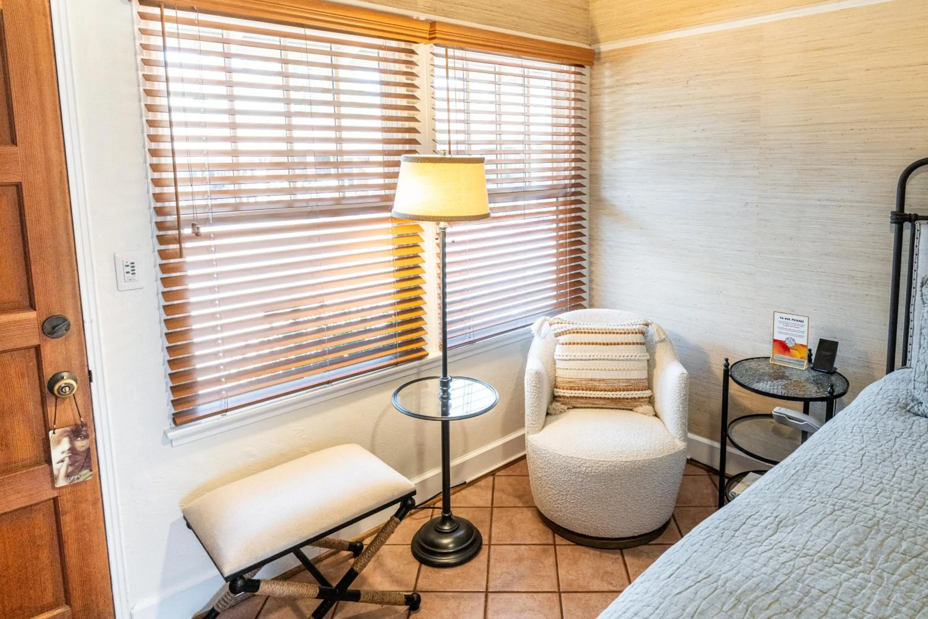 Seating area, Bed in Harbor House Inn