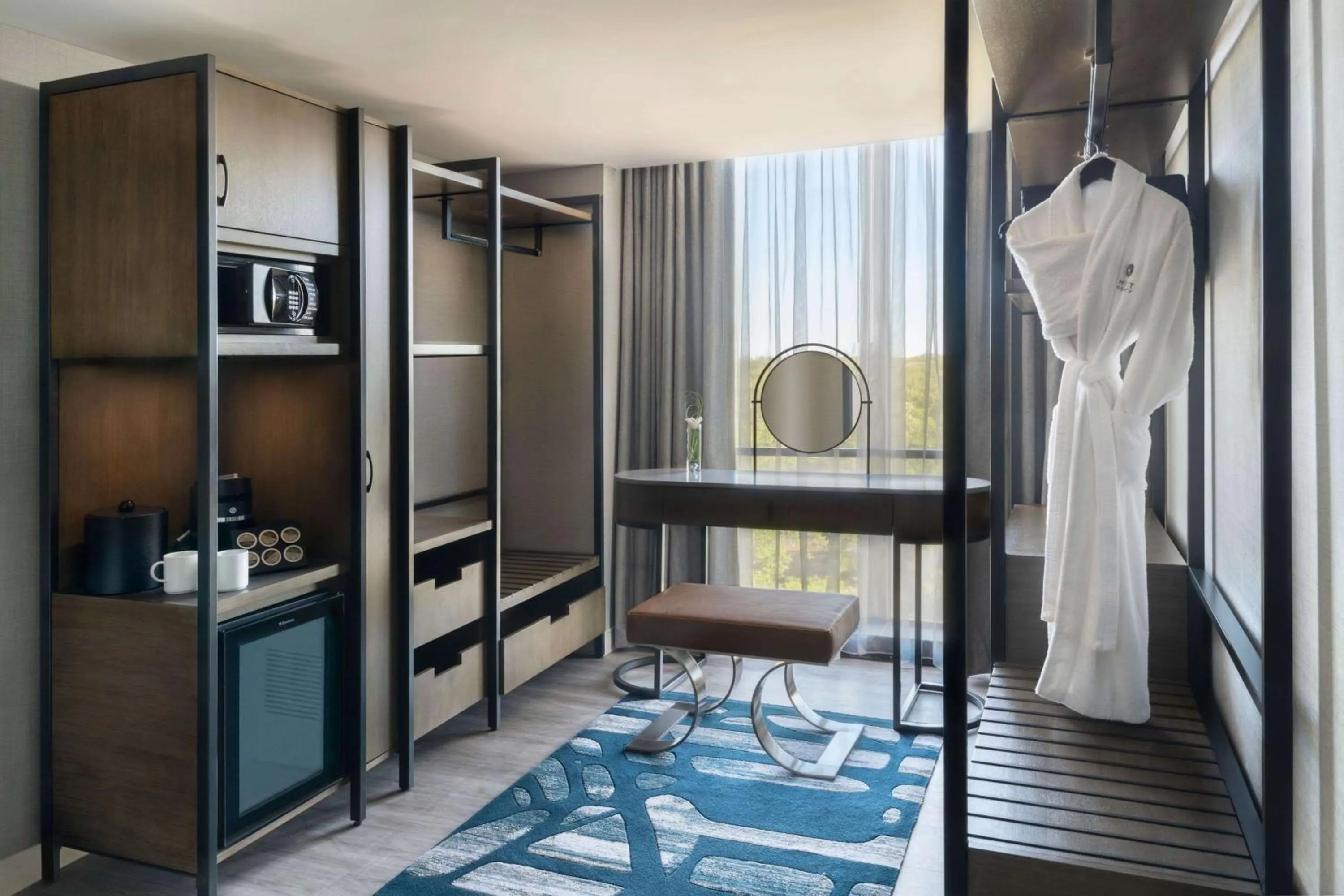 Photo of the whole room, Bed in Hyatt Regency O'Hare Chicago