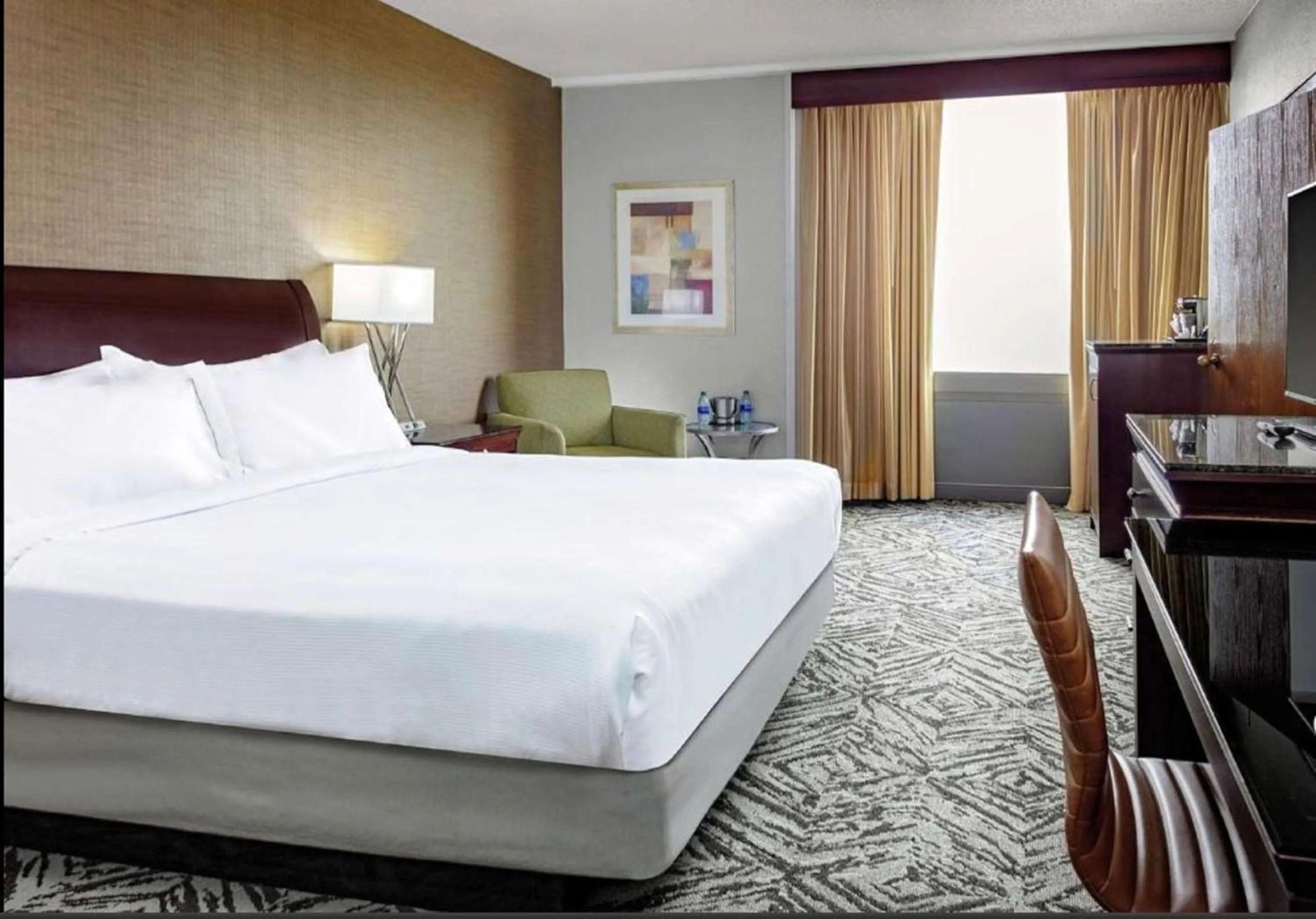 TV and multimedia, Bed in DoubleTree by Hilton Hotel & Executive Meeting Center Omaha-Downtown