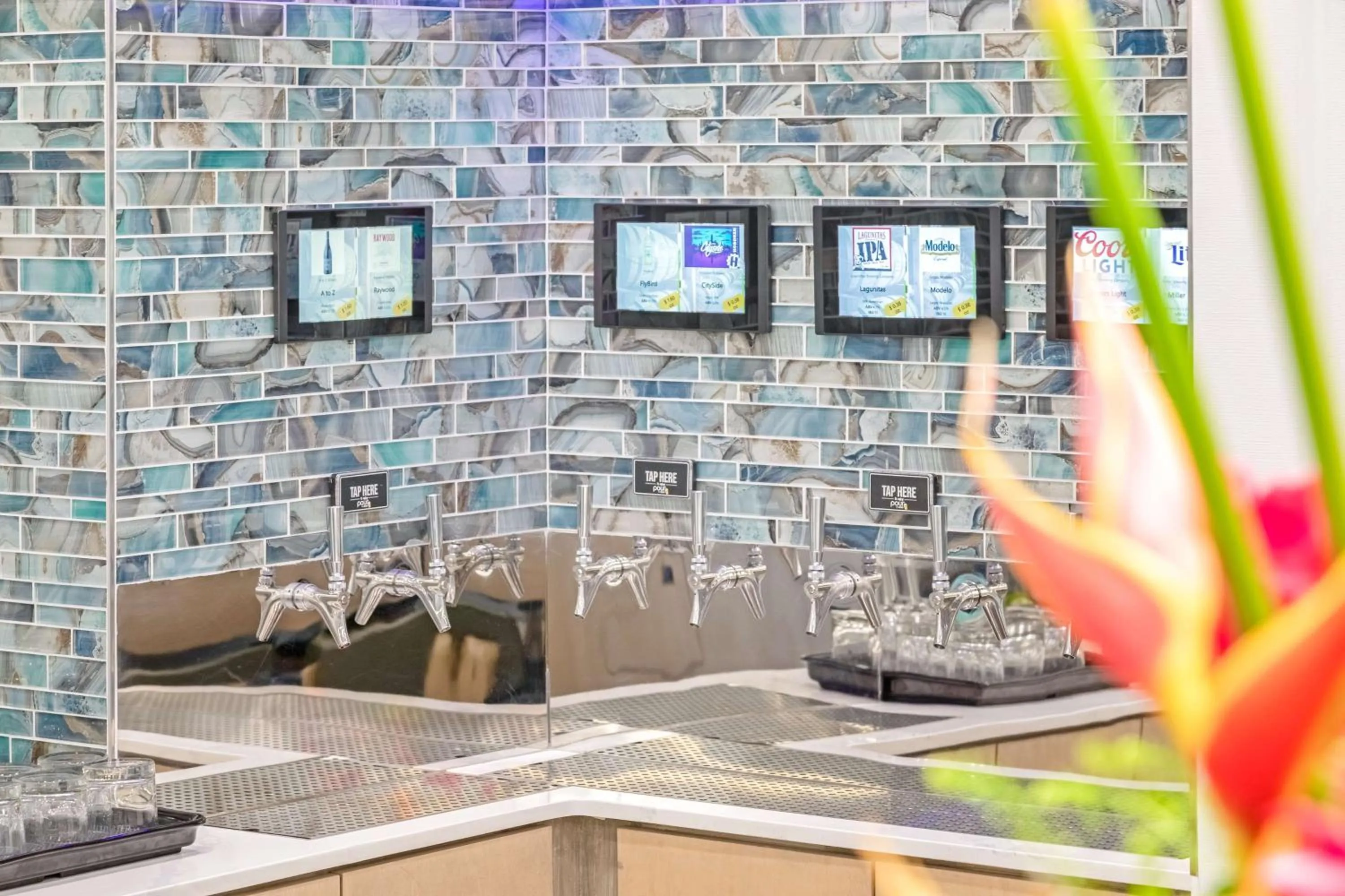 Lounge or bar in Homewood Suites by Hilton East Rutherford - Meadowlands, NJ