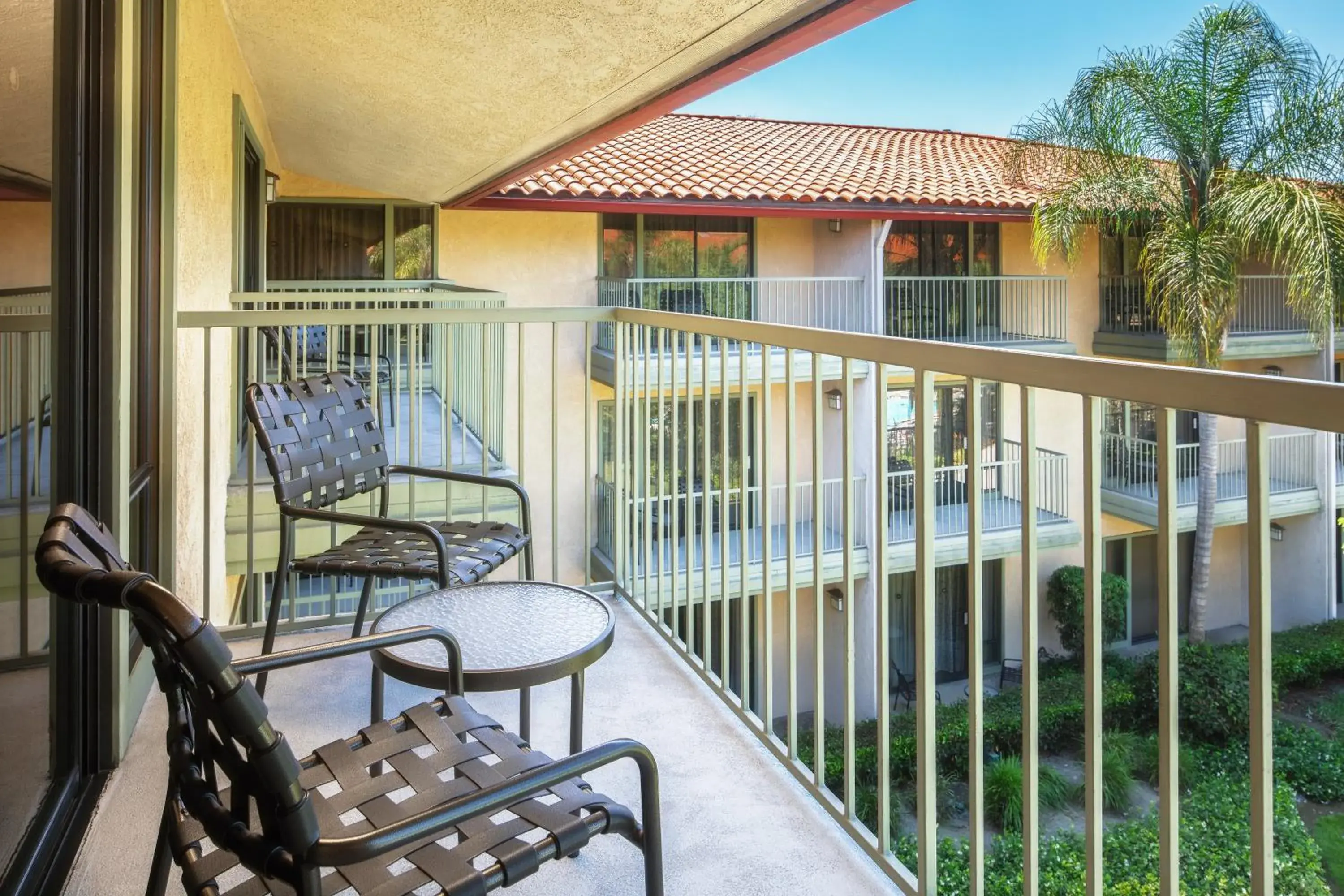 Non-Smoking Queen Room With Pool View in DoubleTree by Hilton Ontario Airport Non-Smoking Queen Room With Pool View in DoubleTree by Hilton Ontario Airport
