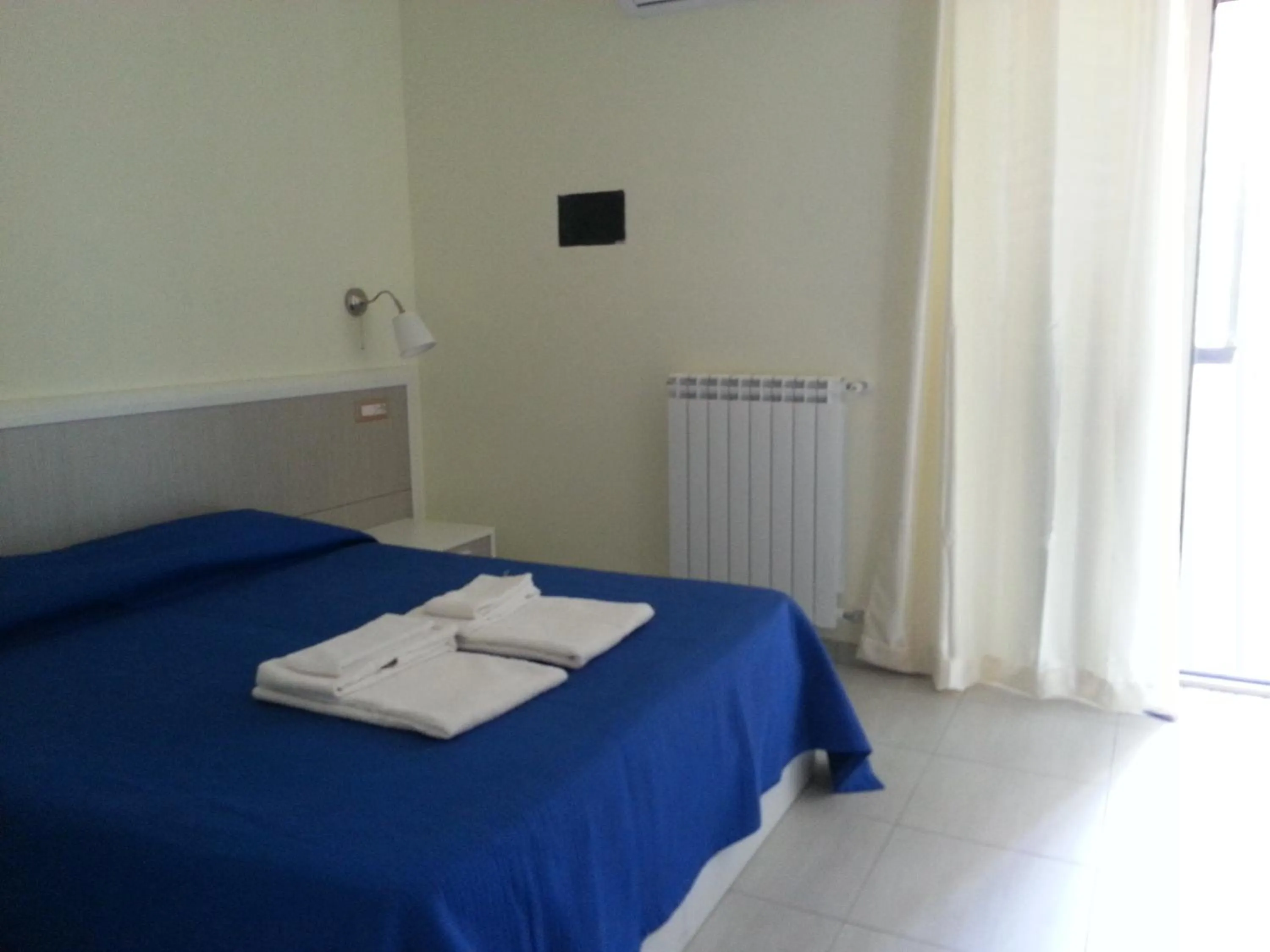 Property building, Bed in Il Girasole Formia Guesthouse rooms
