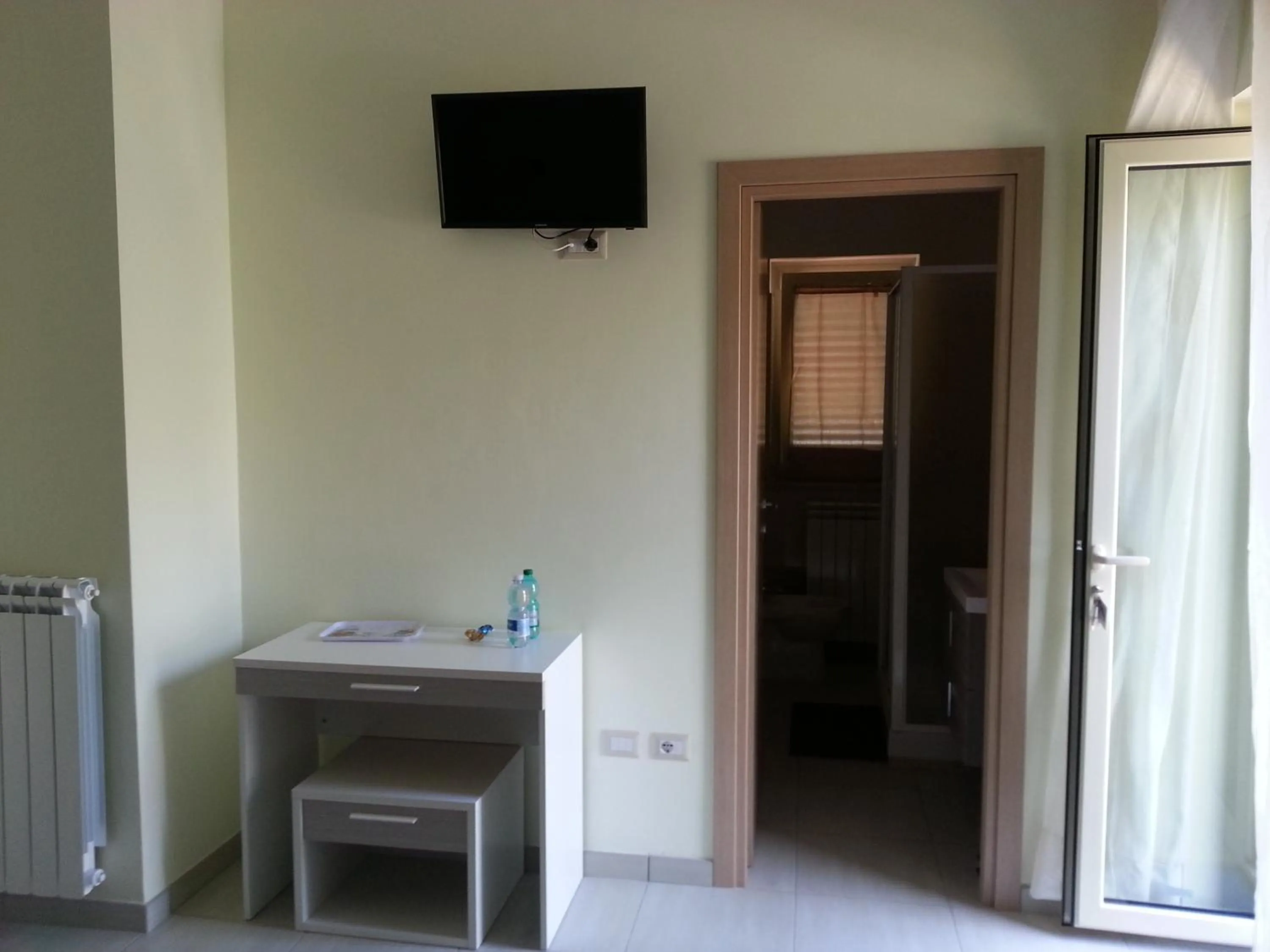 TV and multimedia in Il Girasole Formia Guesthouse rooms