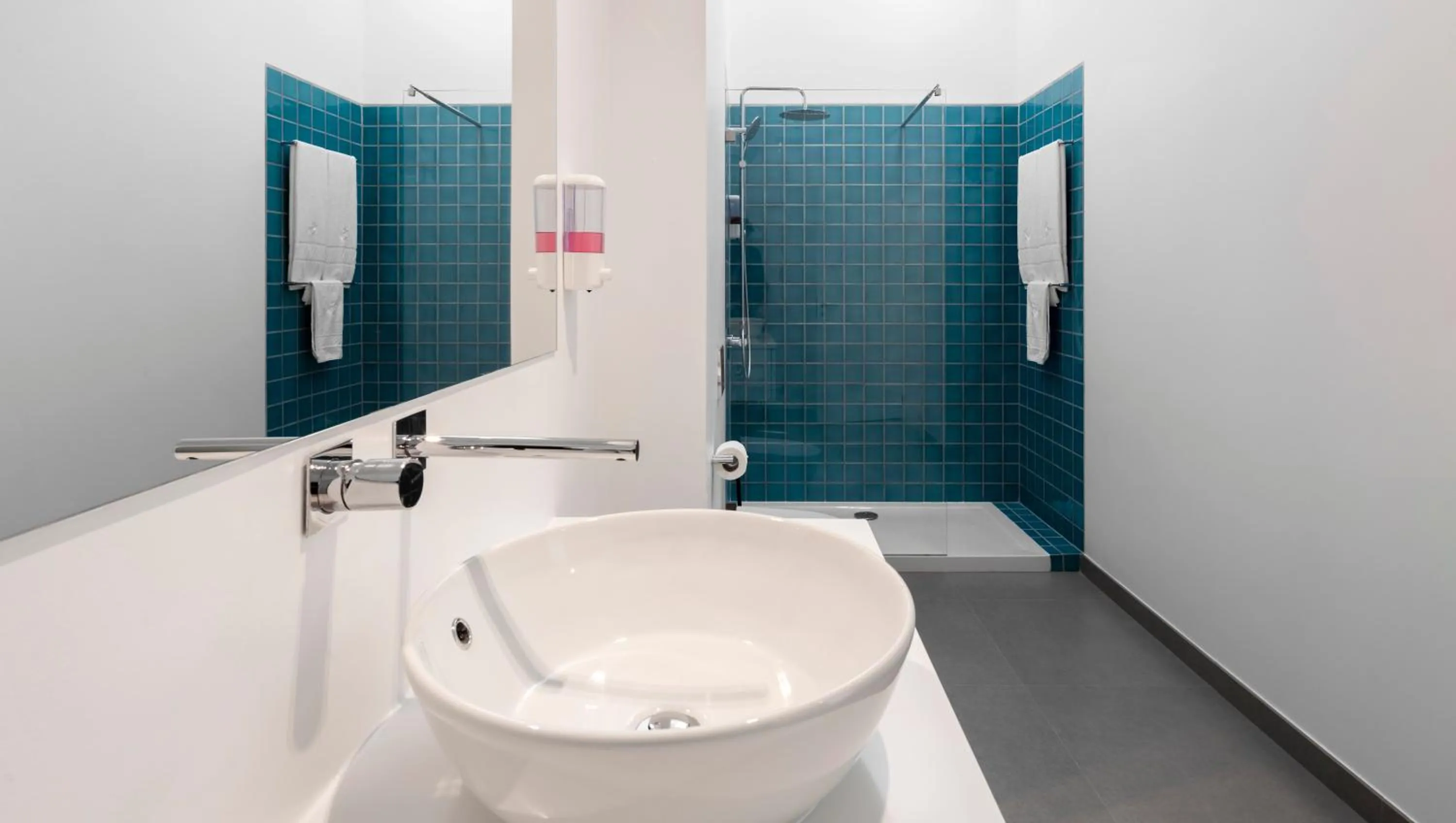 Toilet in Lisbon Serviced Apartments - Parque