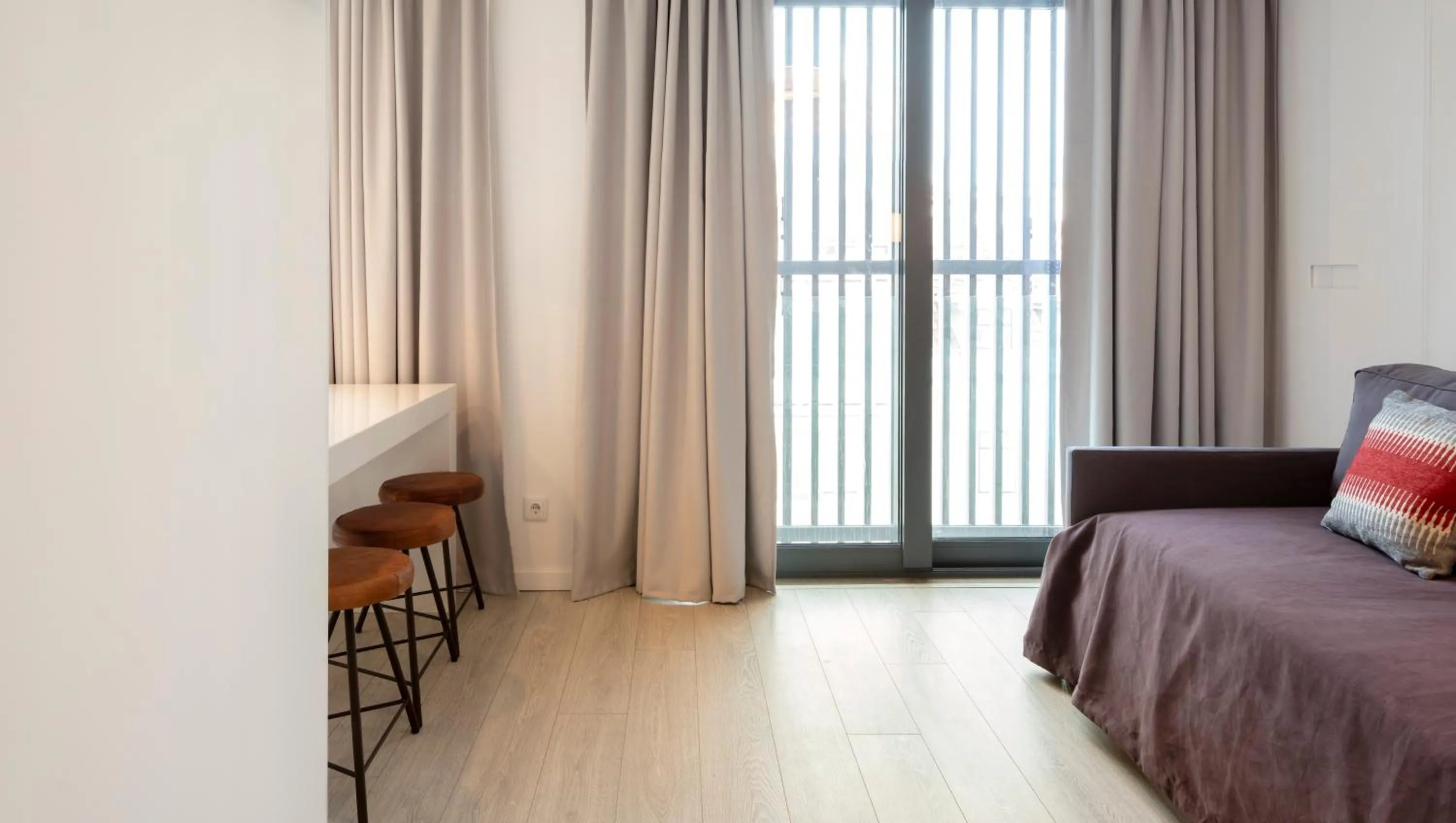 Living room, Bed in Lisbon Serviced Apartments - Parque