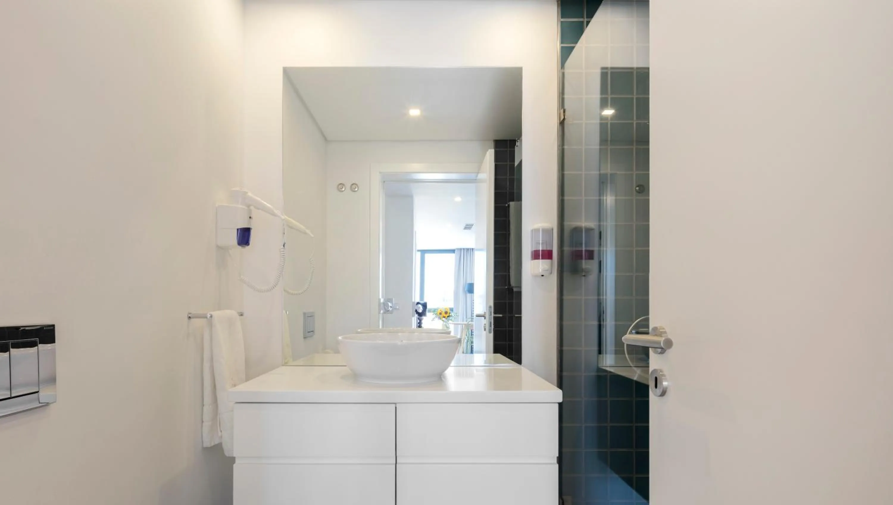 Toilet in Lisbon Serviced Apartments - Parque