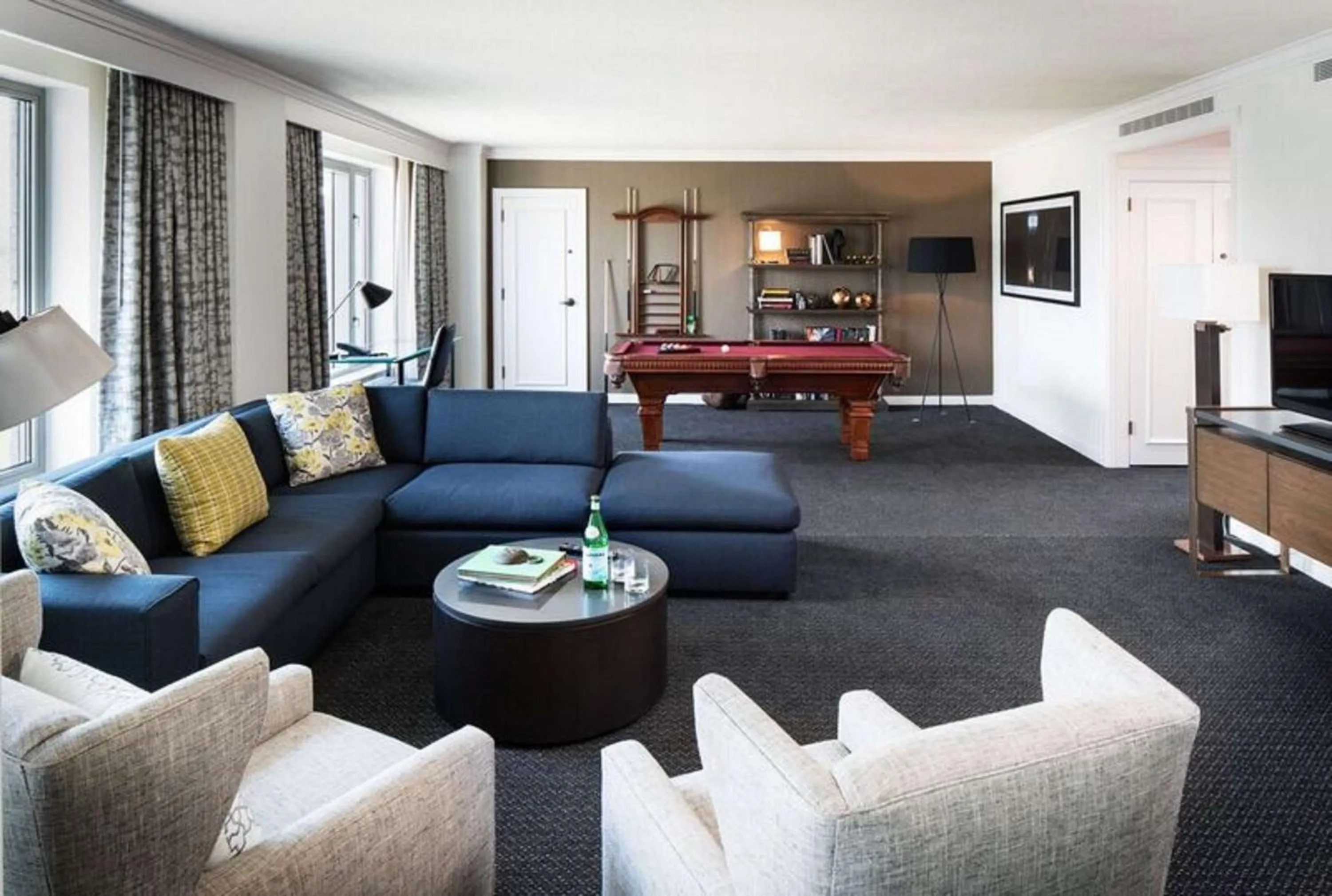 Living room in The Logan Philadelphia, Curio Collection by Hilton