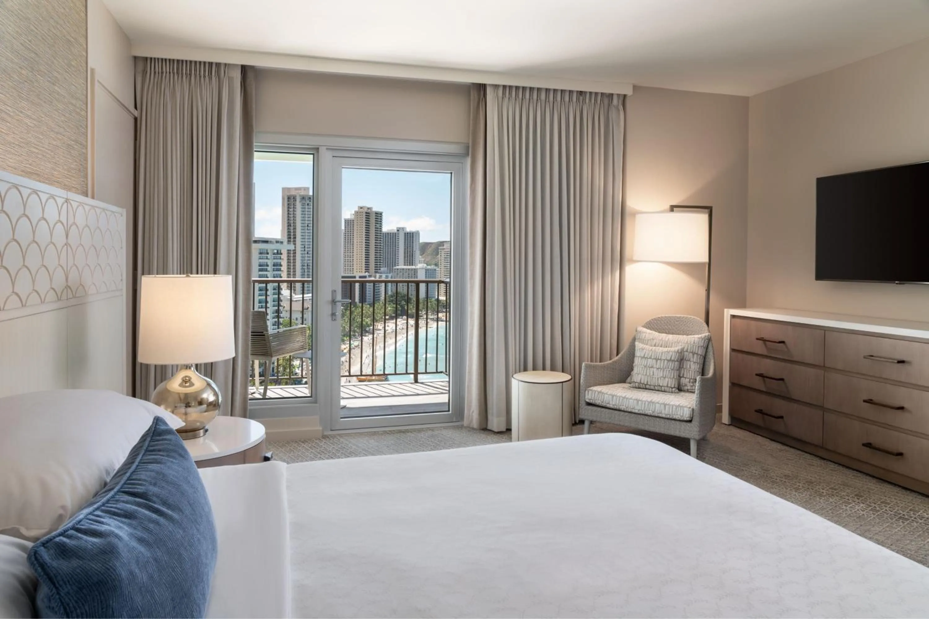 Bedroom, Bed in Sheraton Waikiki Beach Resort