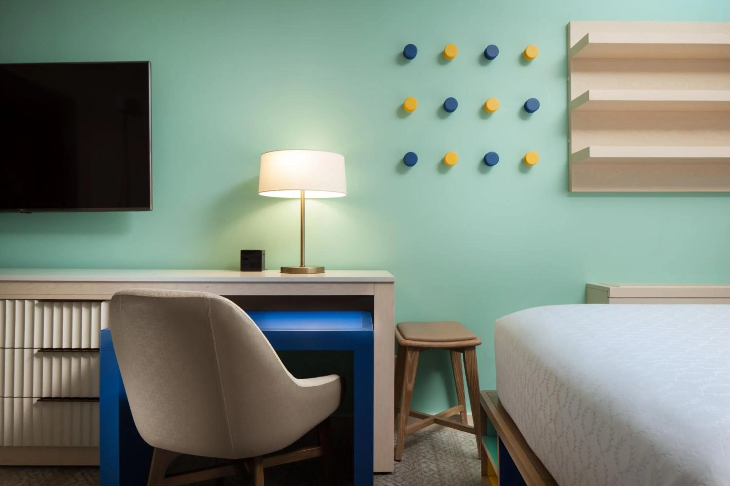 Photo of the whole room, Bed in Sheraton Waikiki Beach Resort