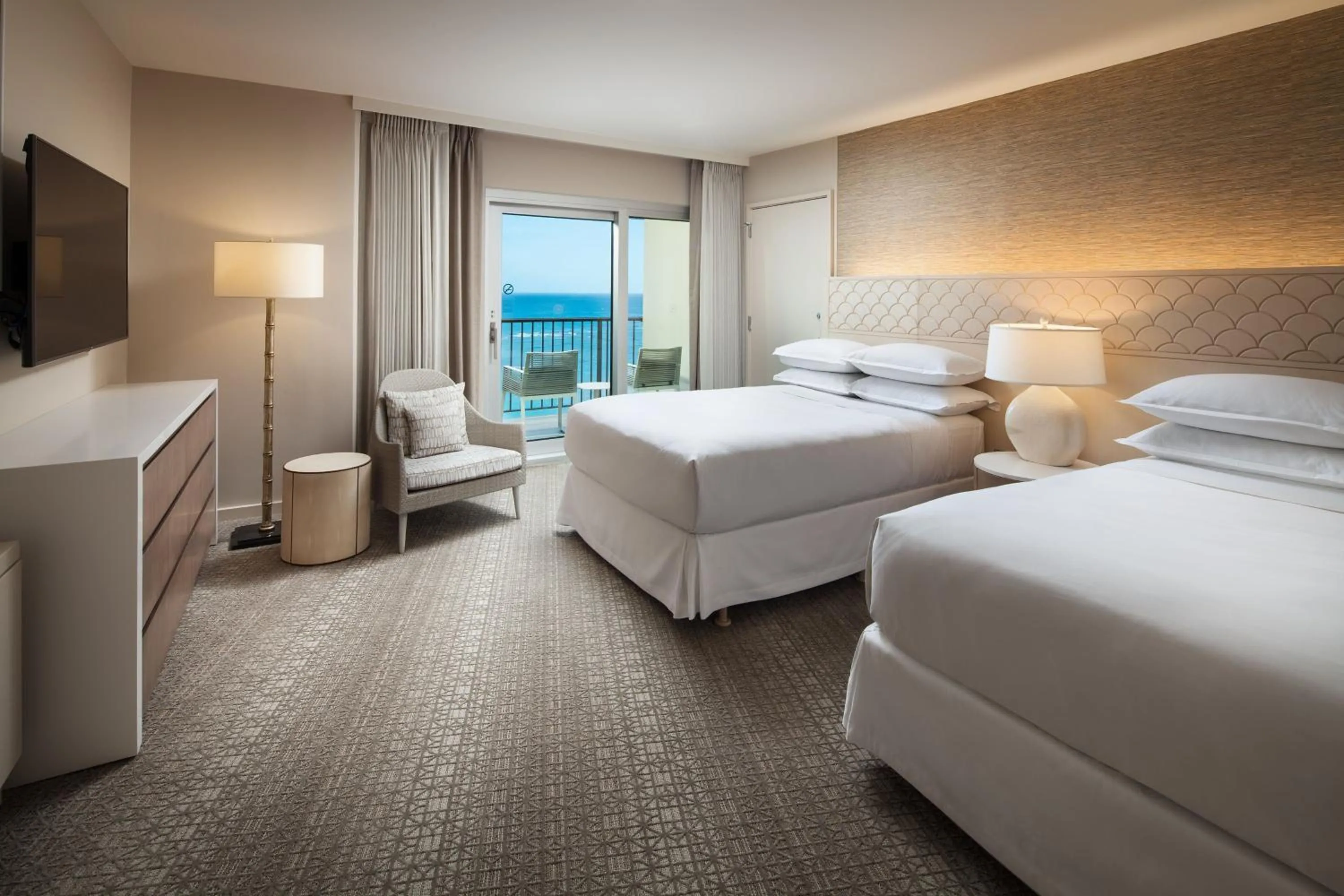 Bedroom, Bed in Sheraton Waikiki Beach Resort