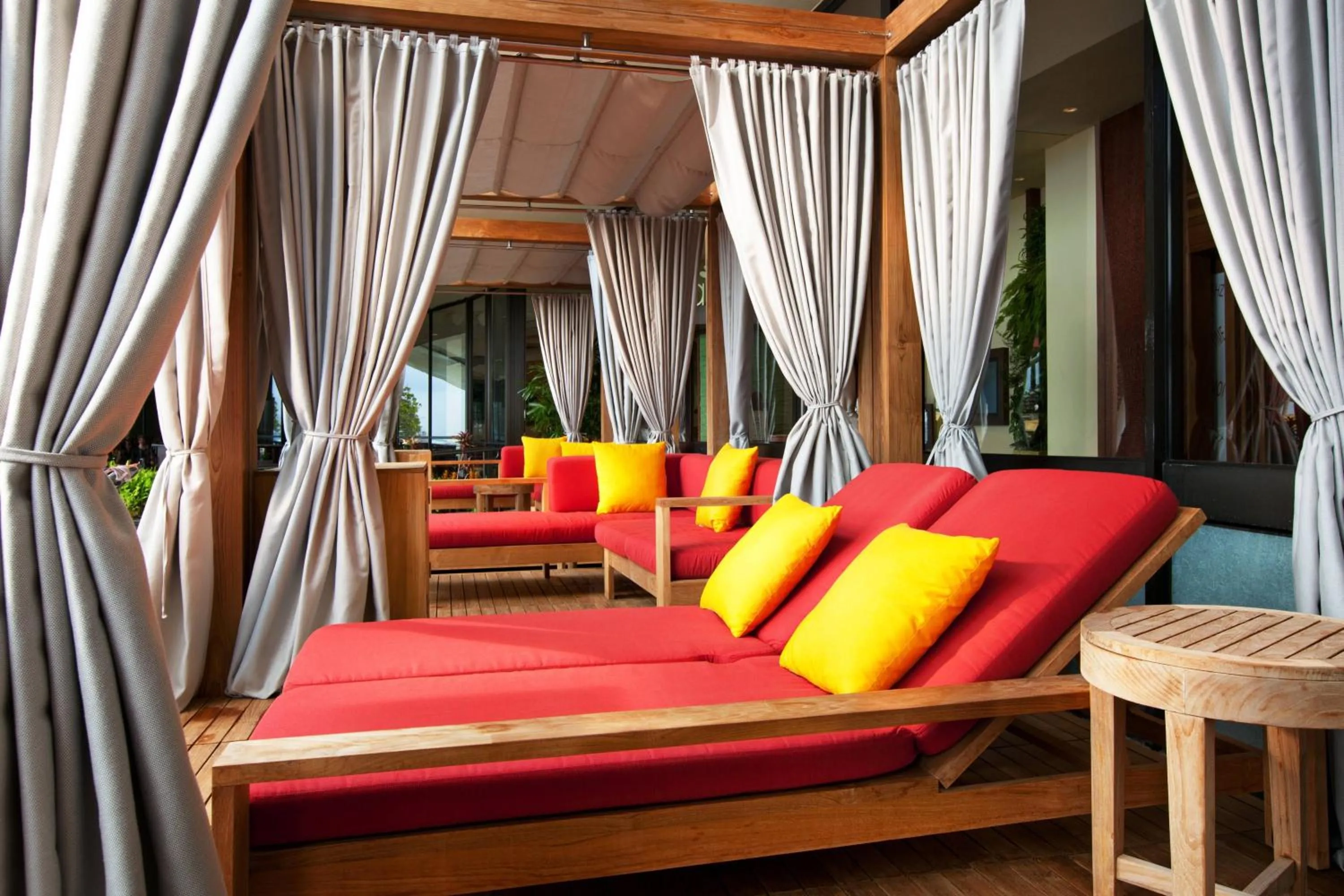 Swimming pool in Sheraton Waikiki Beach Resort